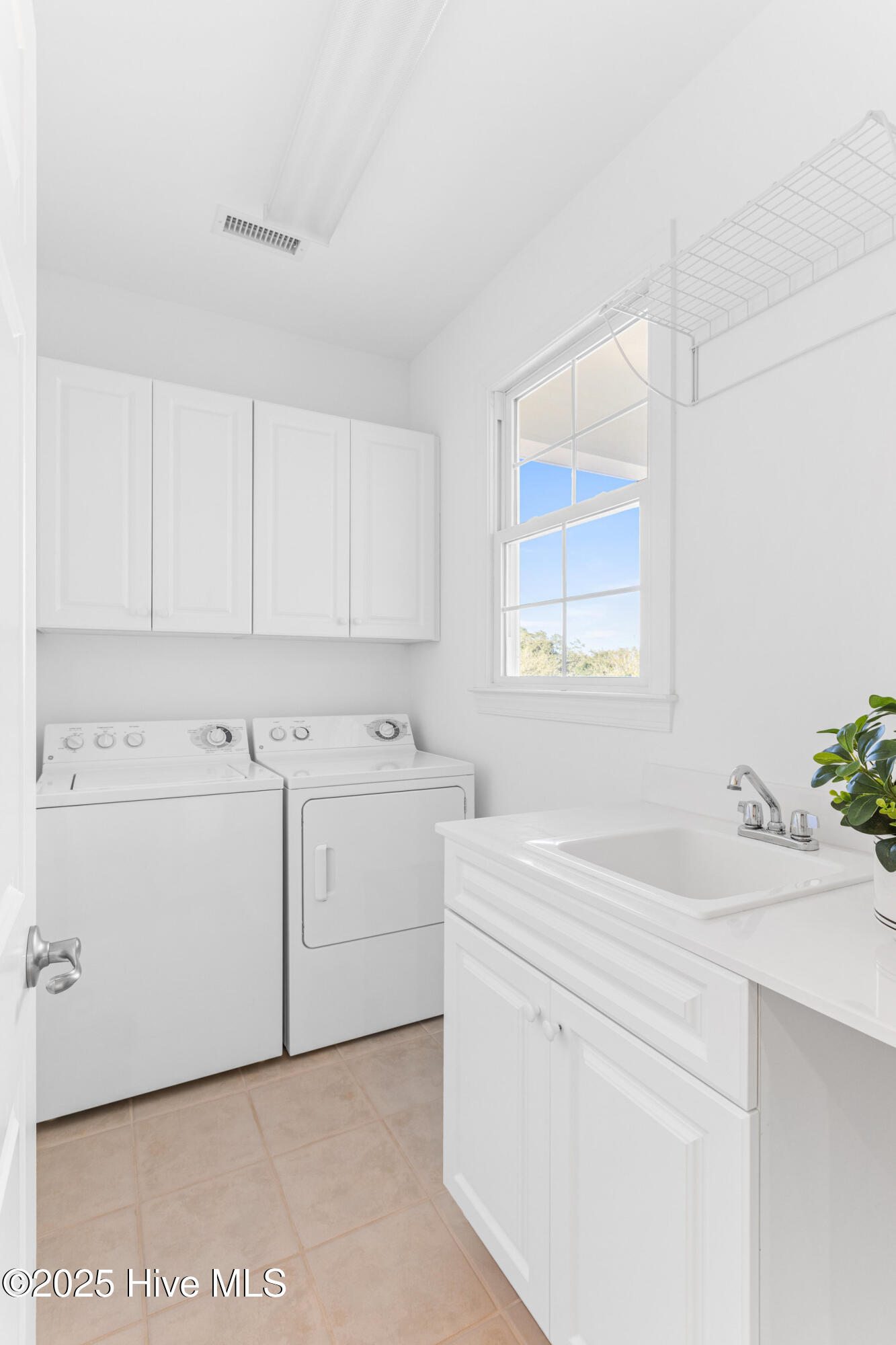 100547081 | Photo 40