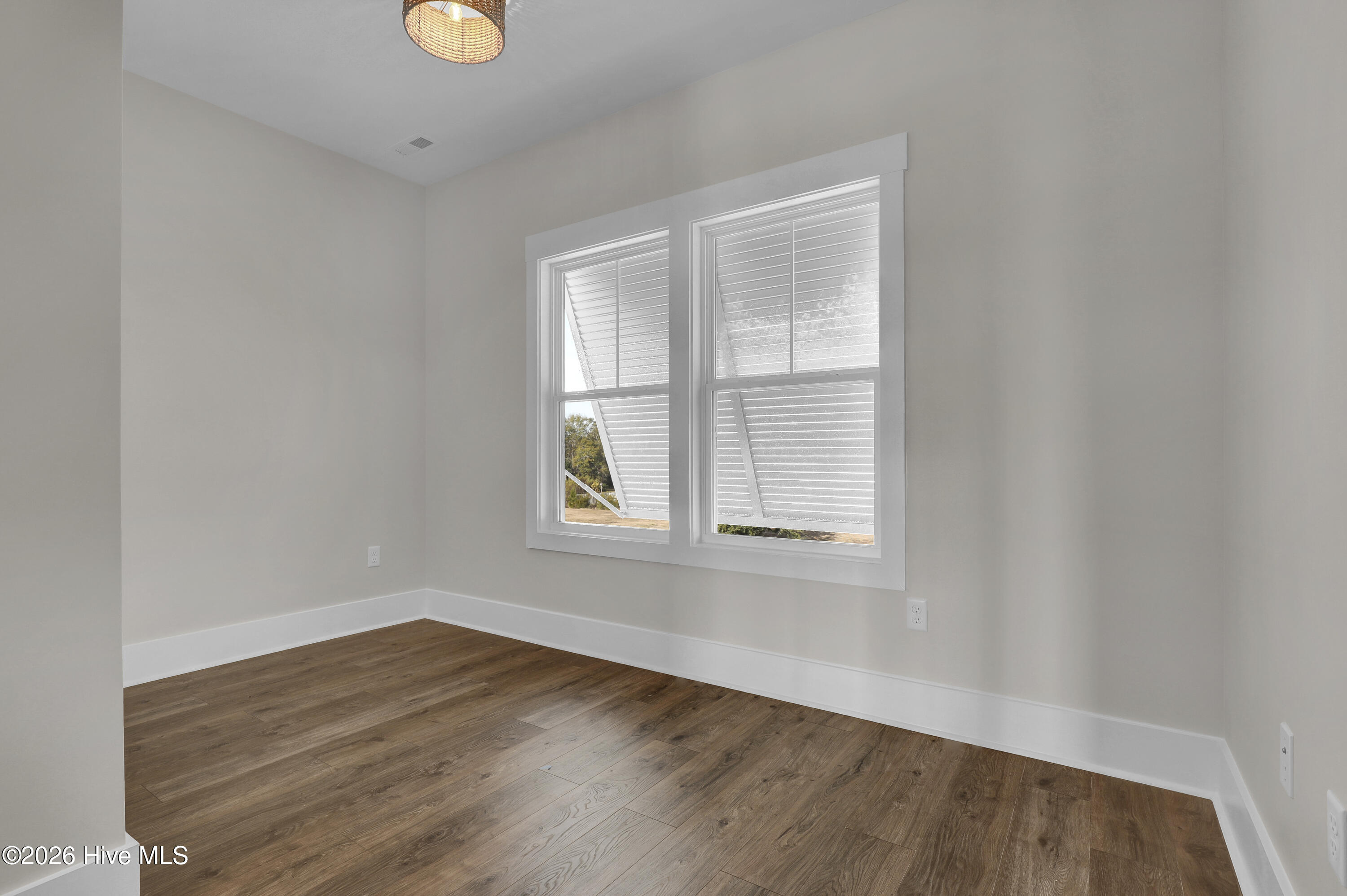 100566719 | Photo 24