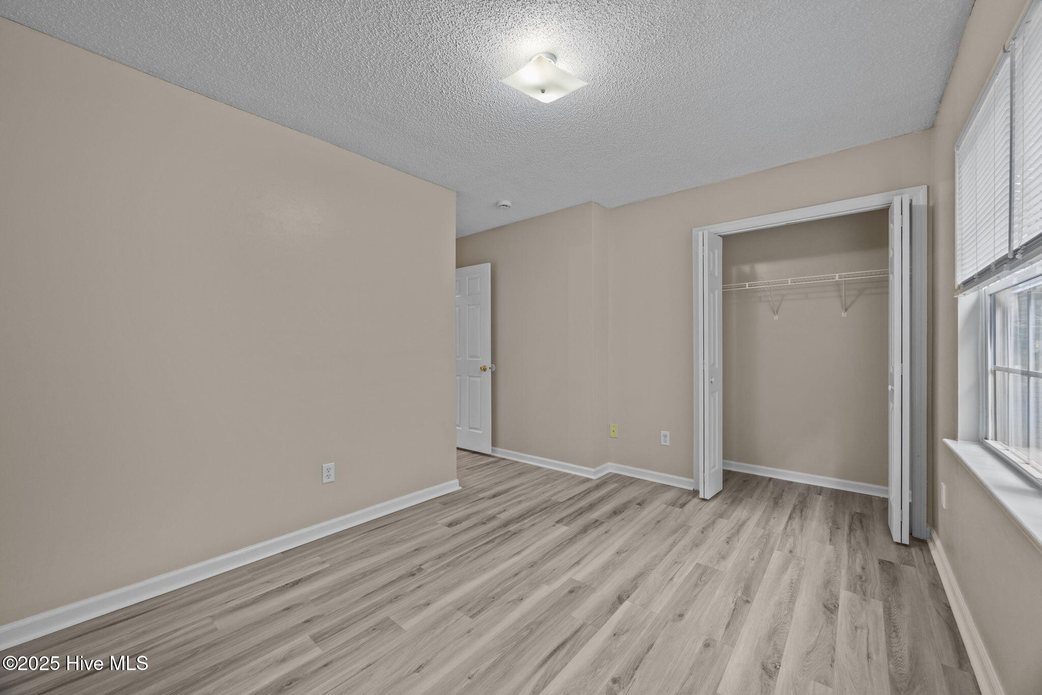 100525810 | Photo 15