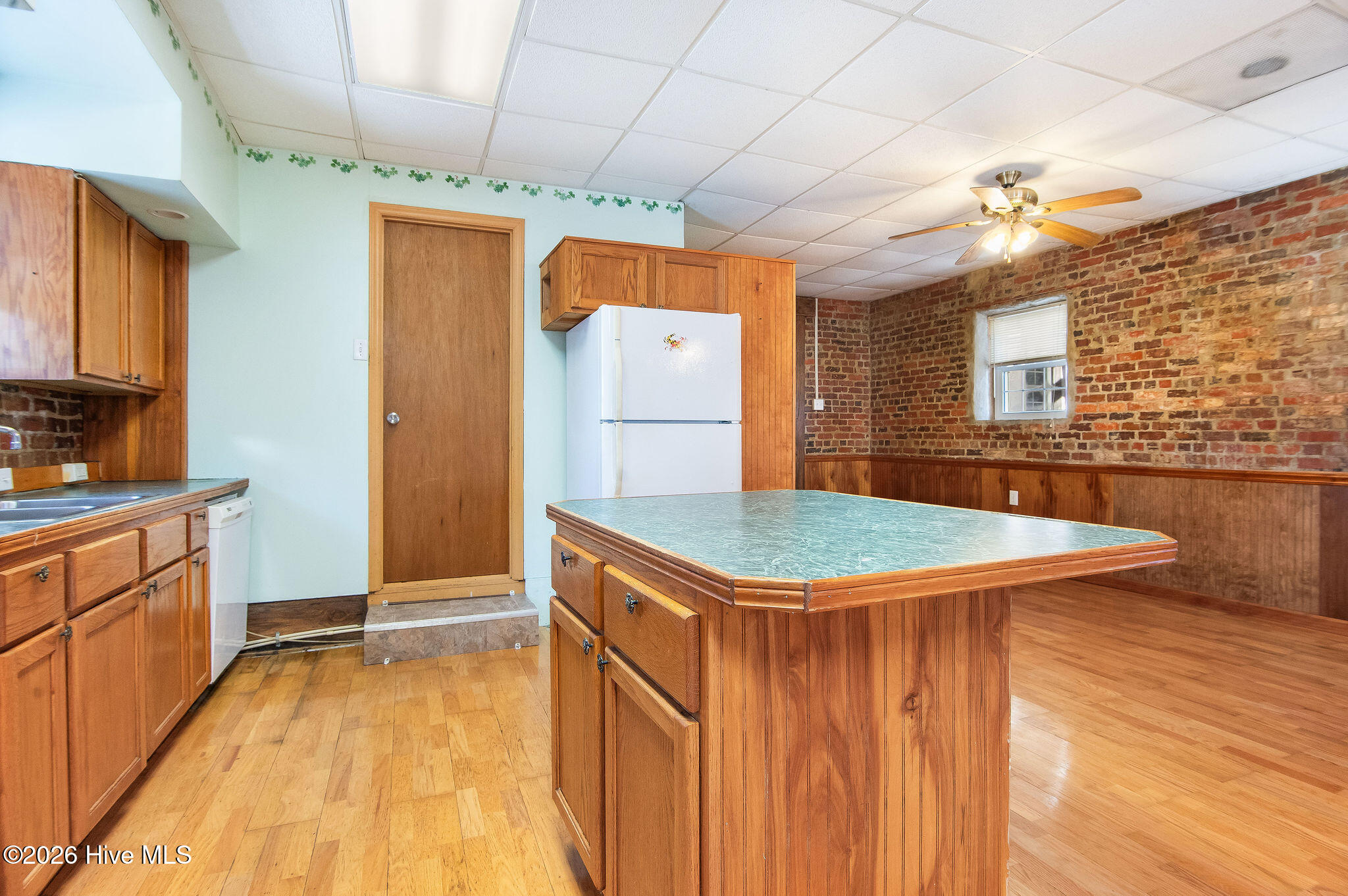 100561889 | Photo 48