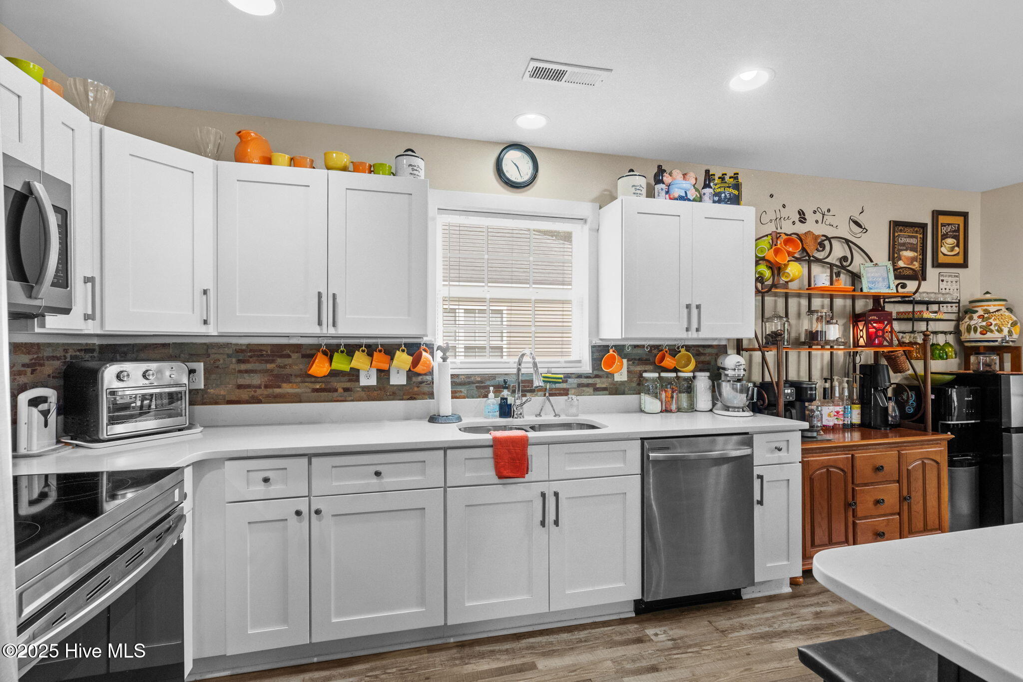 100526973 | Photo 17