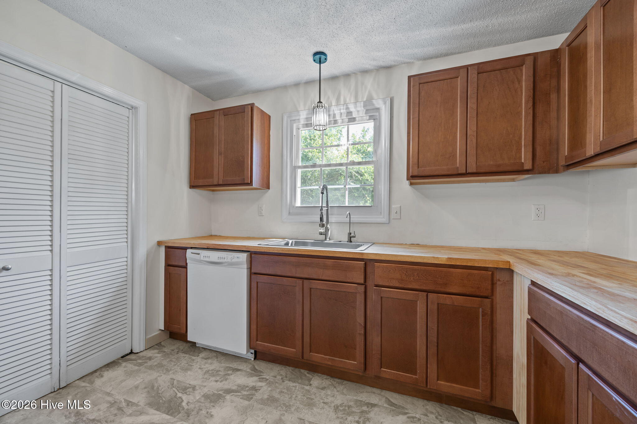 100567940 | Photo 30