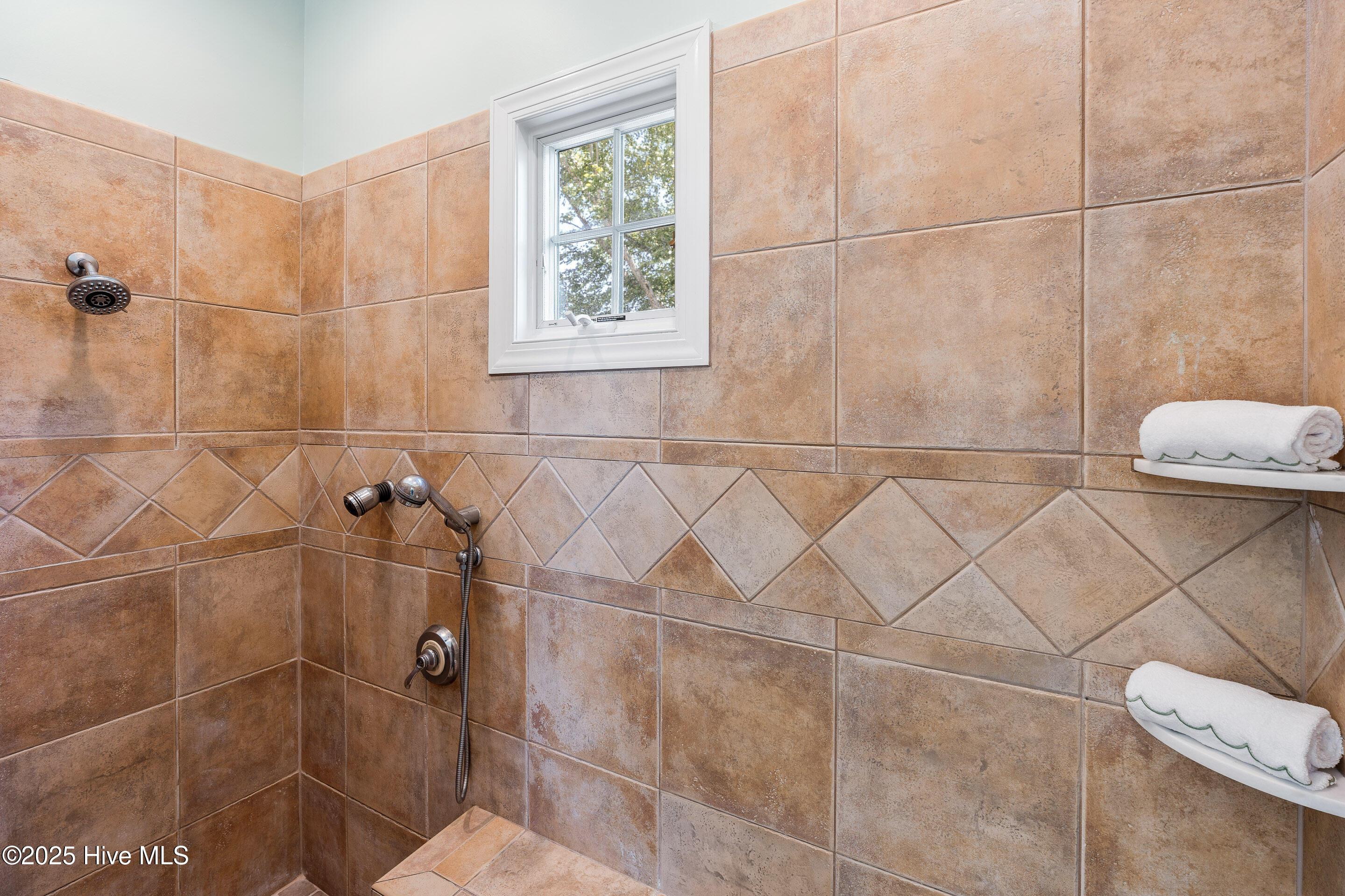 100520099 | Photo 35