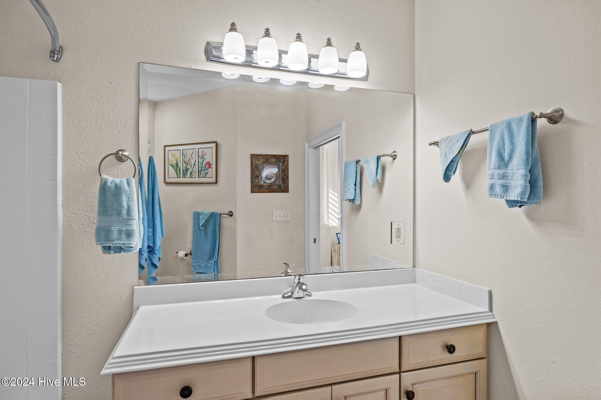 100476259 | Photo 34