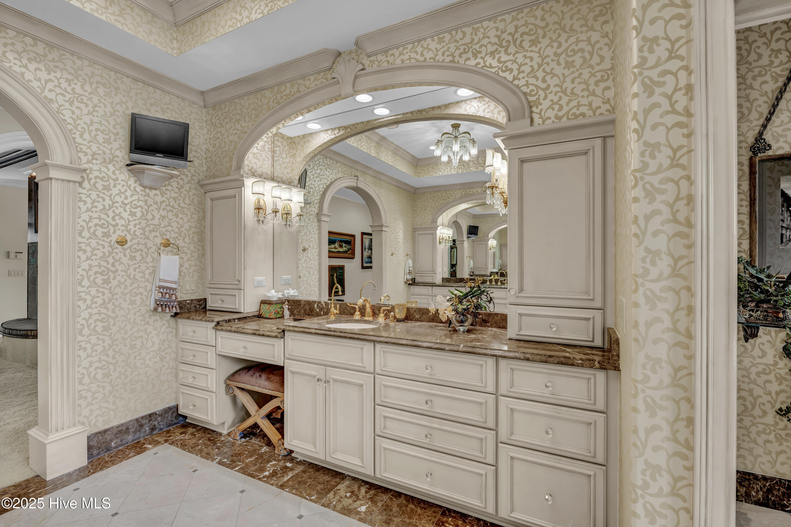 100530989 | Photo 46