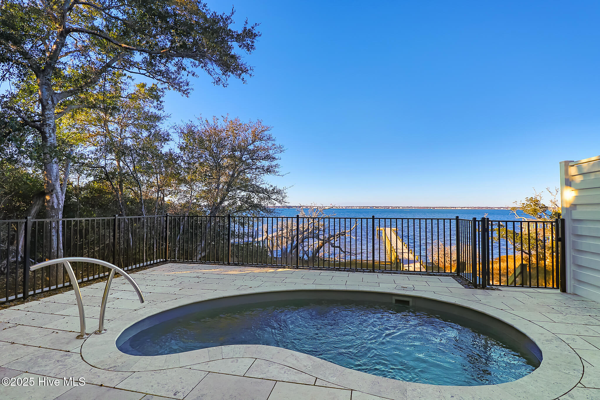 100568603 | Photo 46