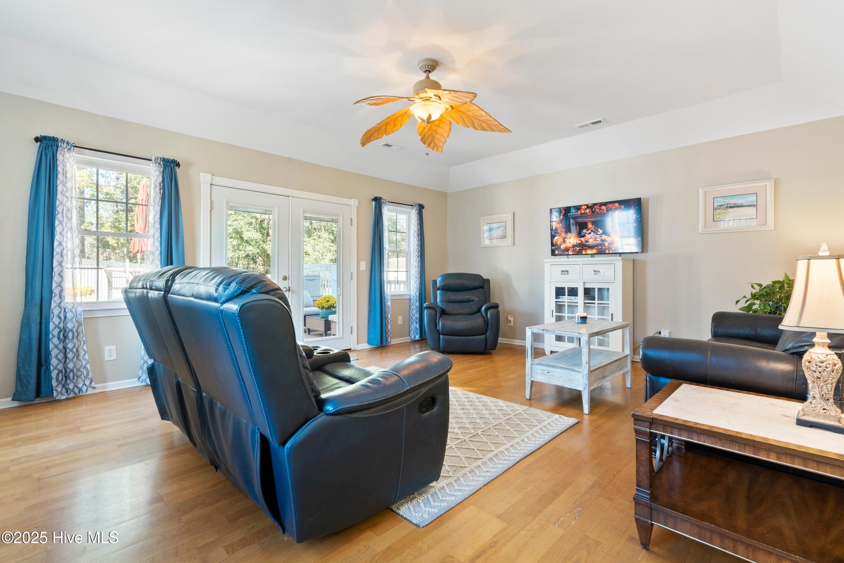 100535792 | Photo 61