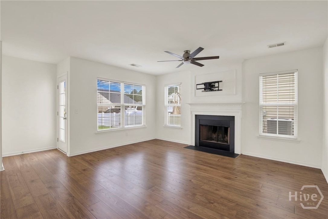 Open Floor Plan Livingroom/Kitchen