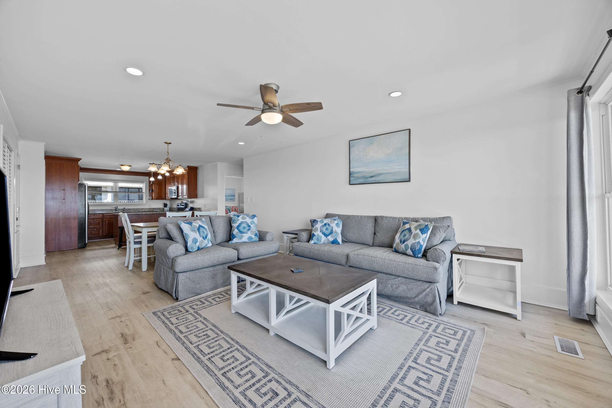 100561648 | Photo 41