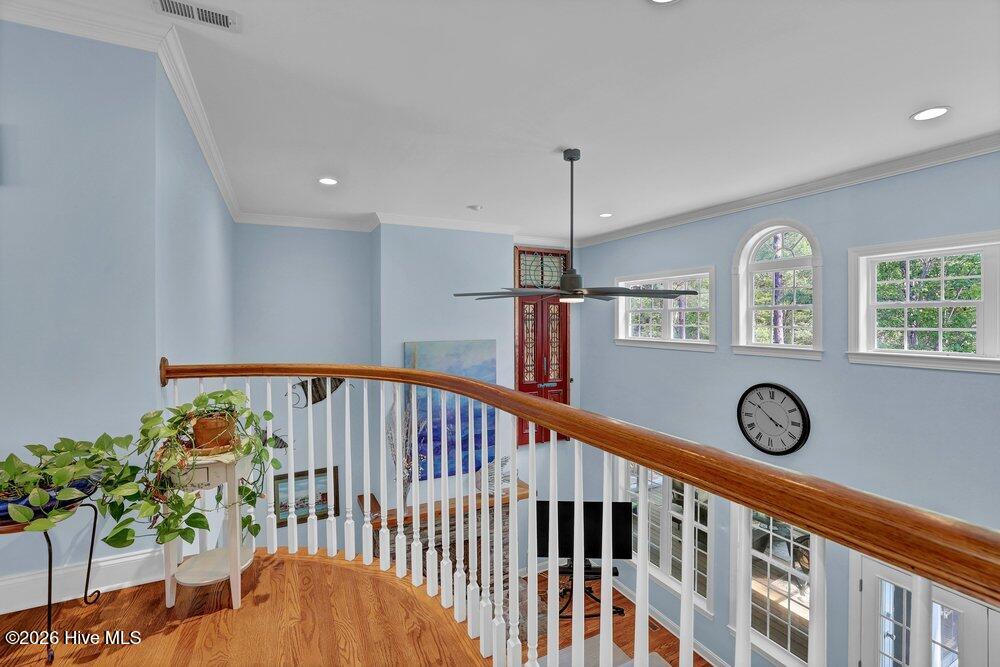 100568961 | Photo 44