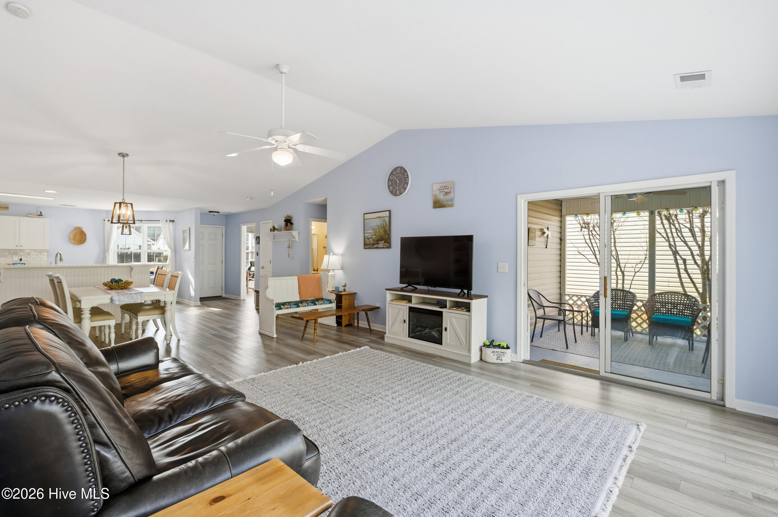 100548678 | Photo 12