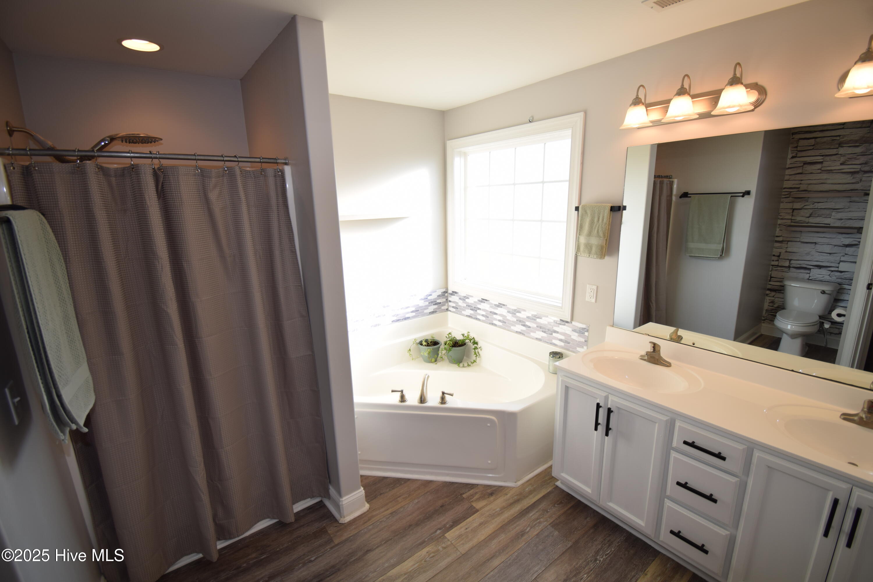 100547173 | Photo 24