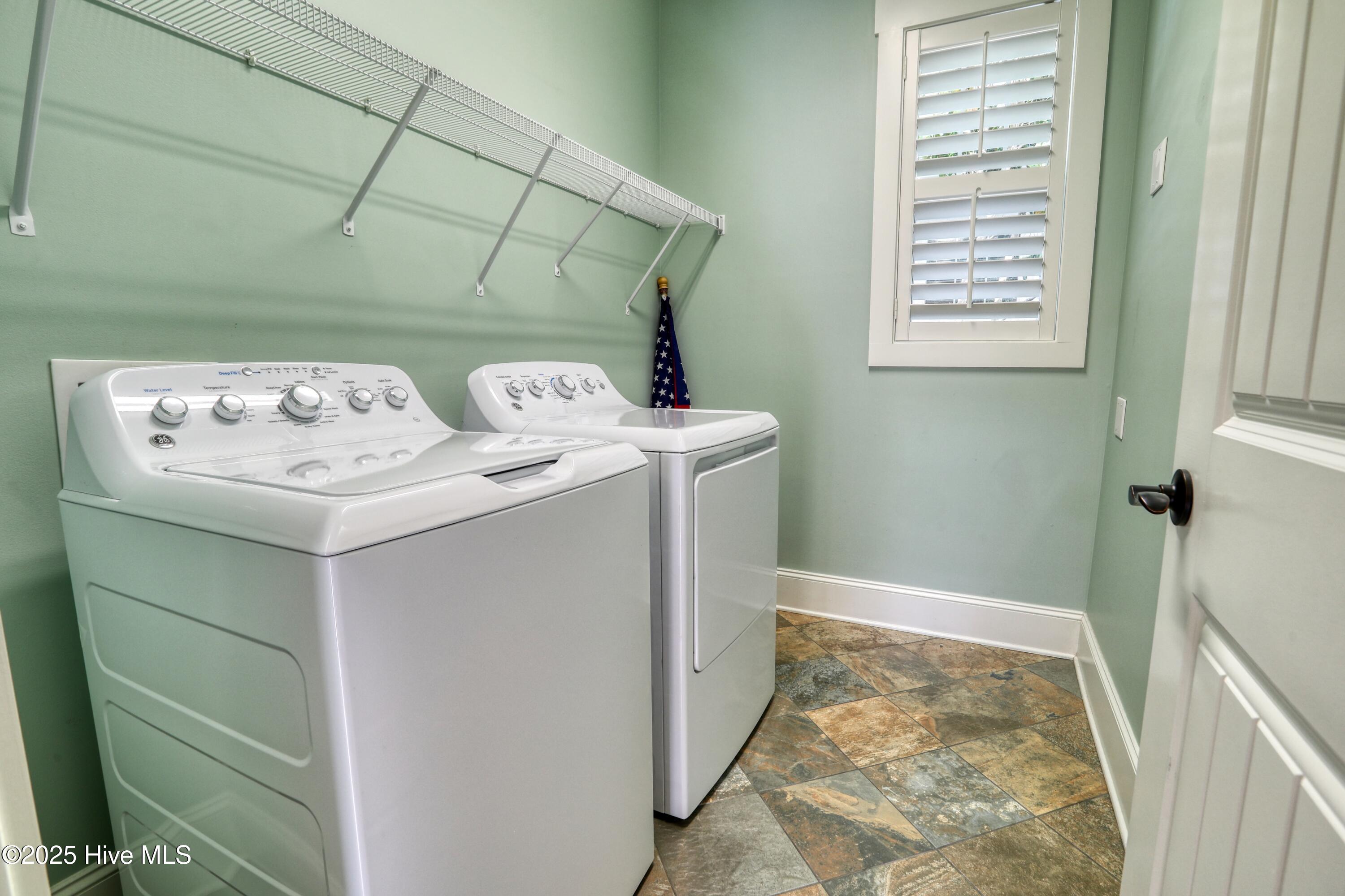 100502836 | Photo 30