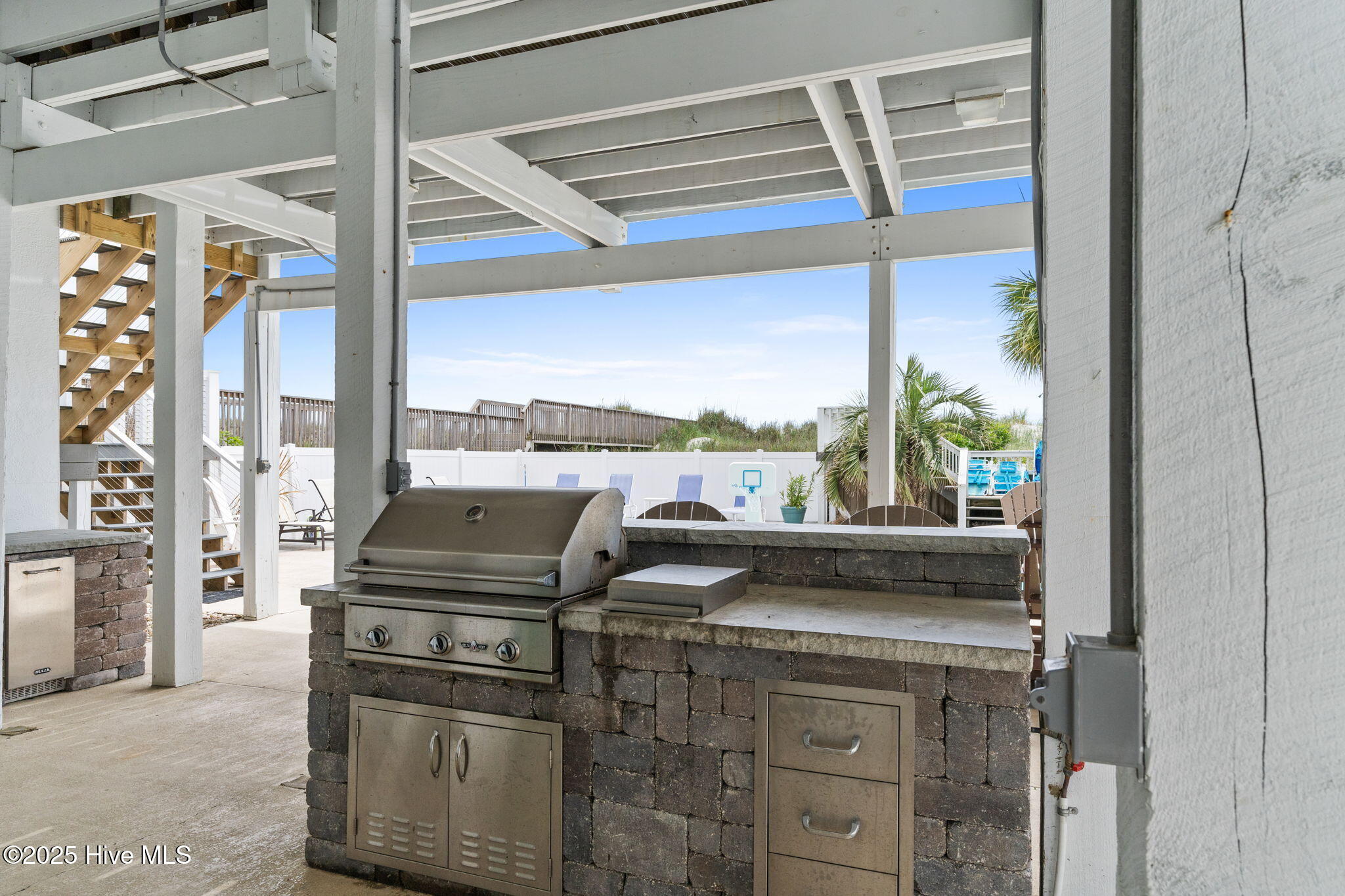 100498196 | Photo 83