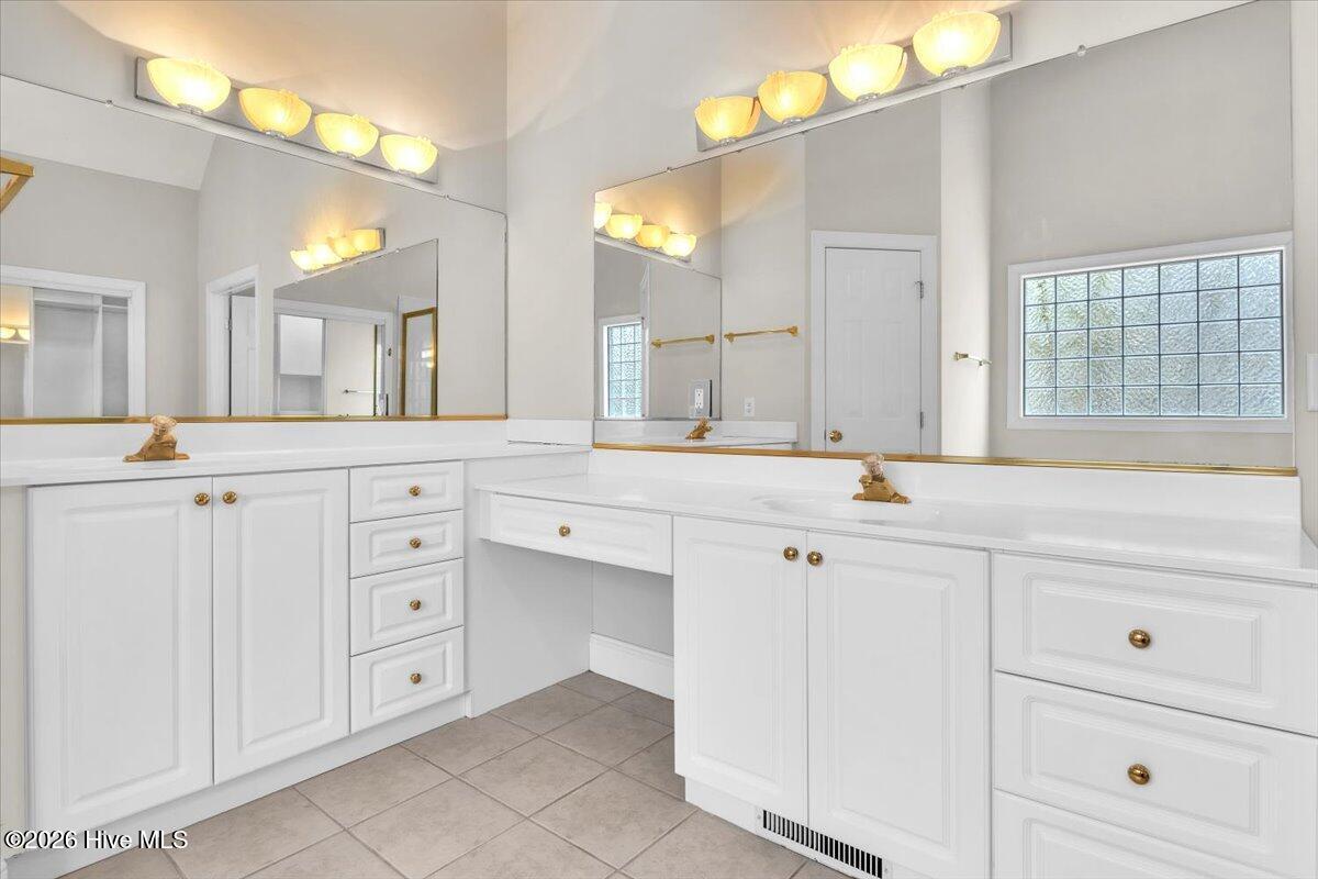 100564445 | Photo 25