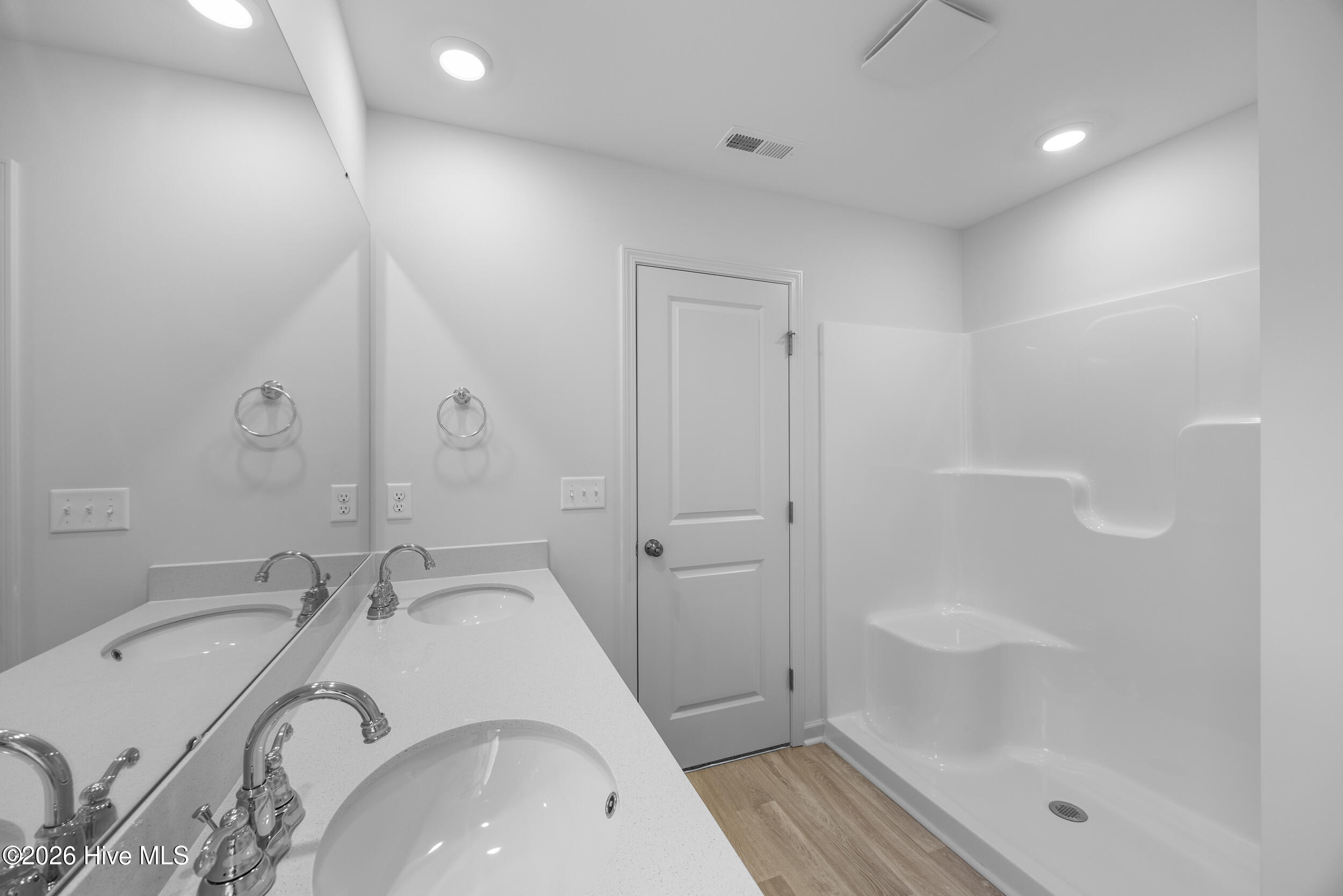 100557085 | Photo 23