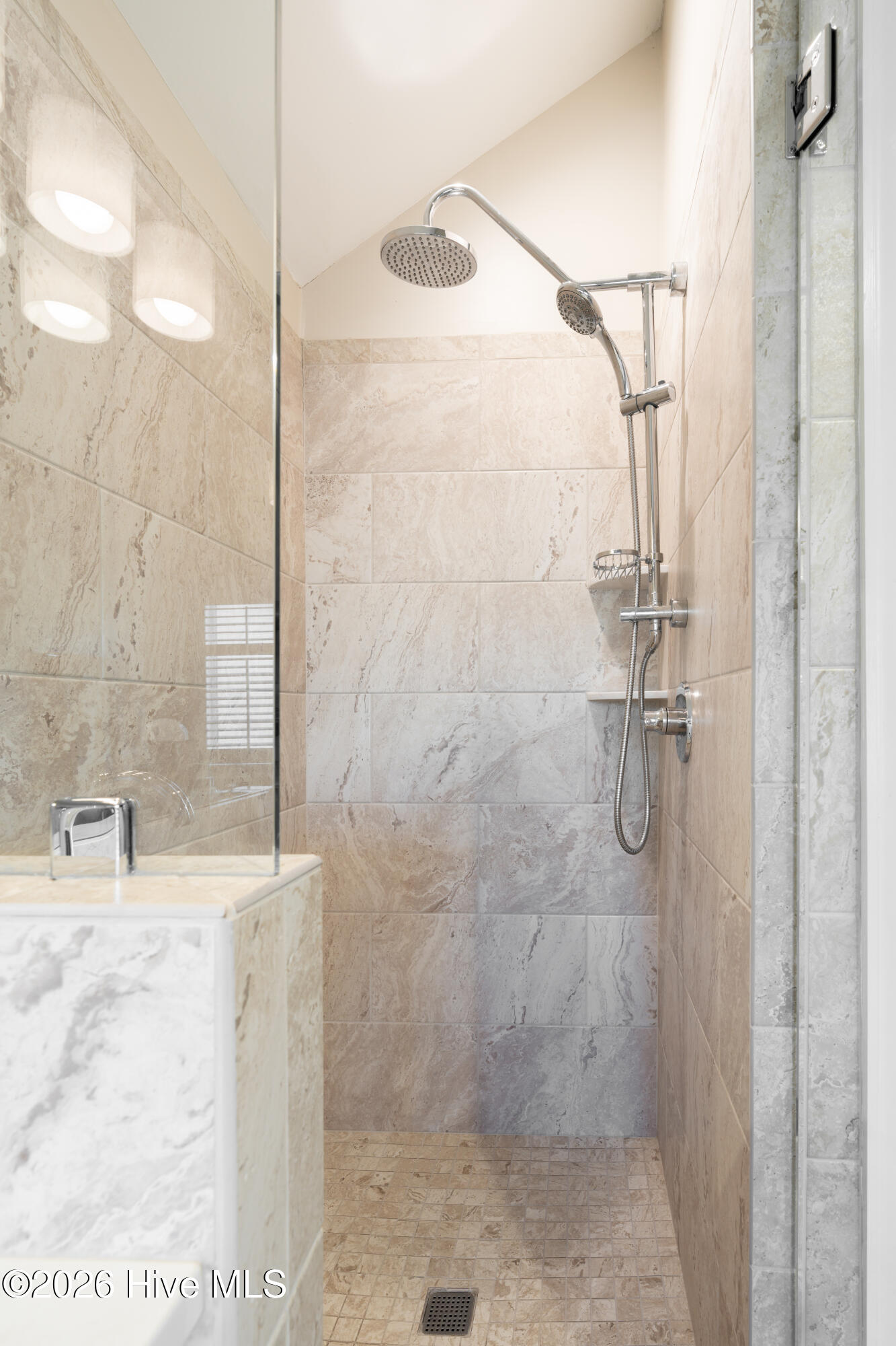 100553982 | Photo 14