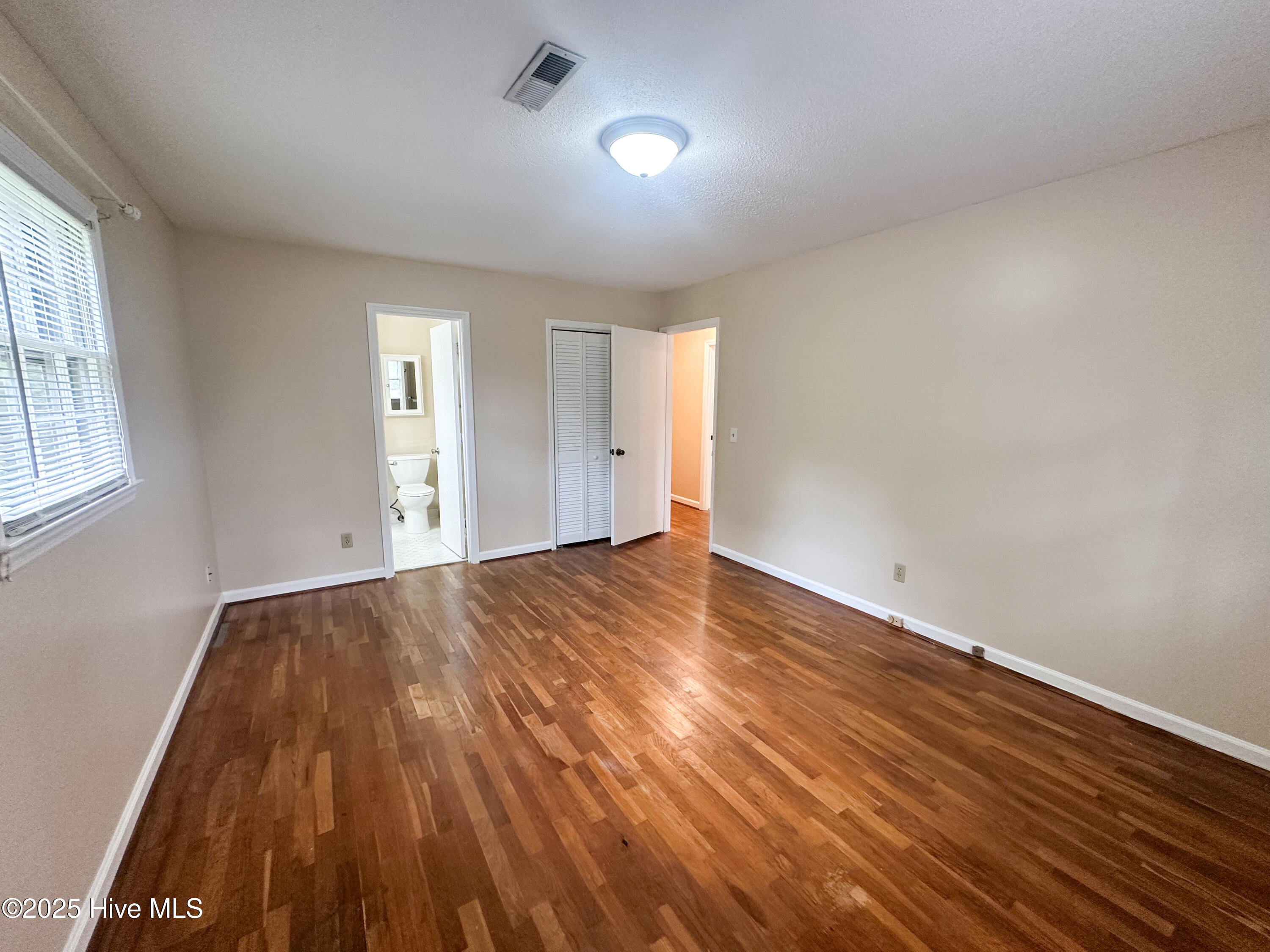 100529841 | Photo 26