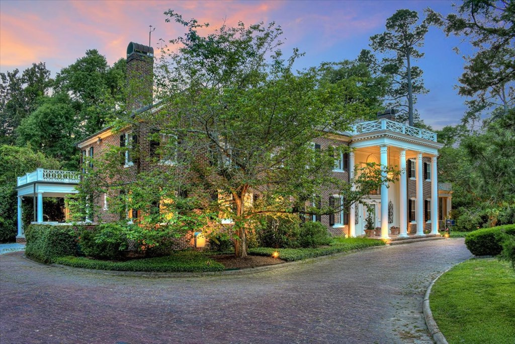 Circle drive w double porte cochere & garage apt
