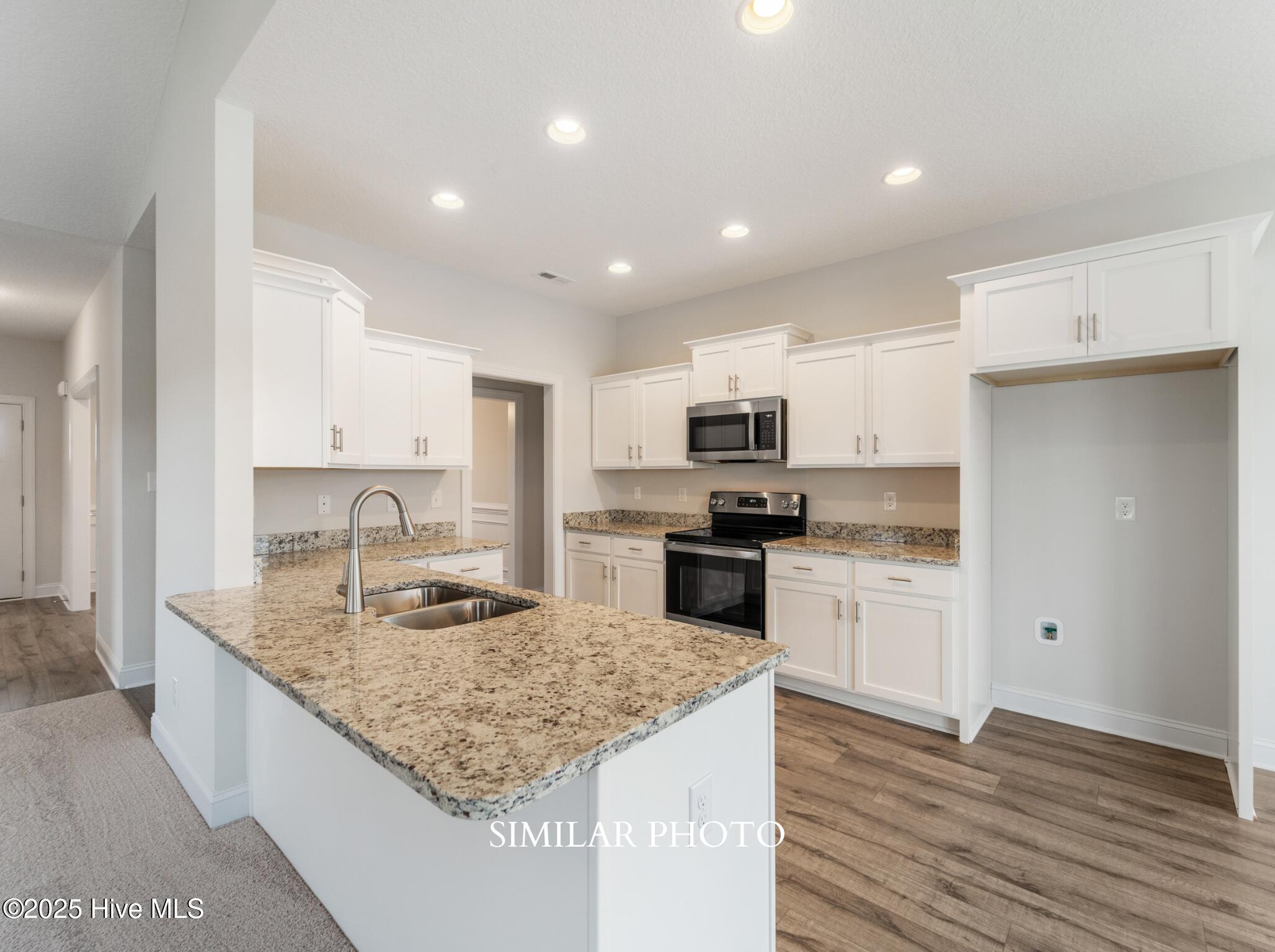 100535928 | Photo 12