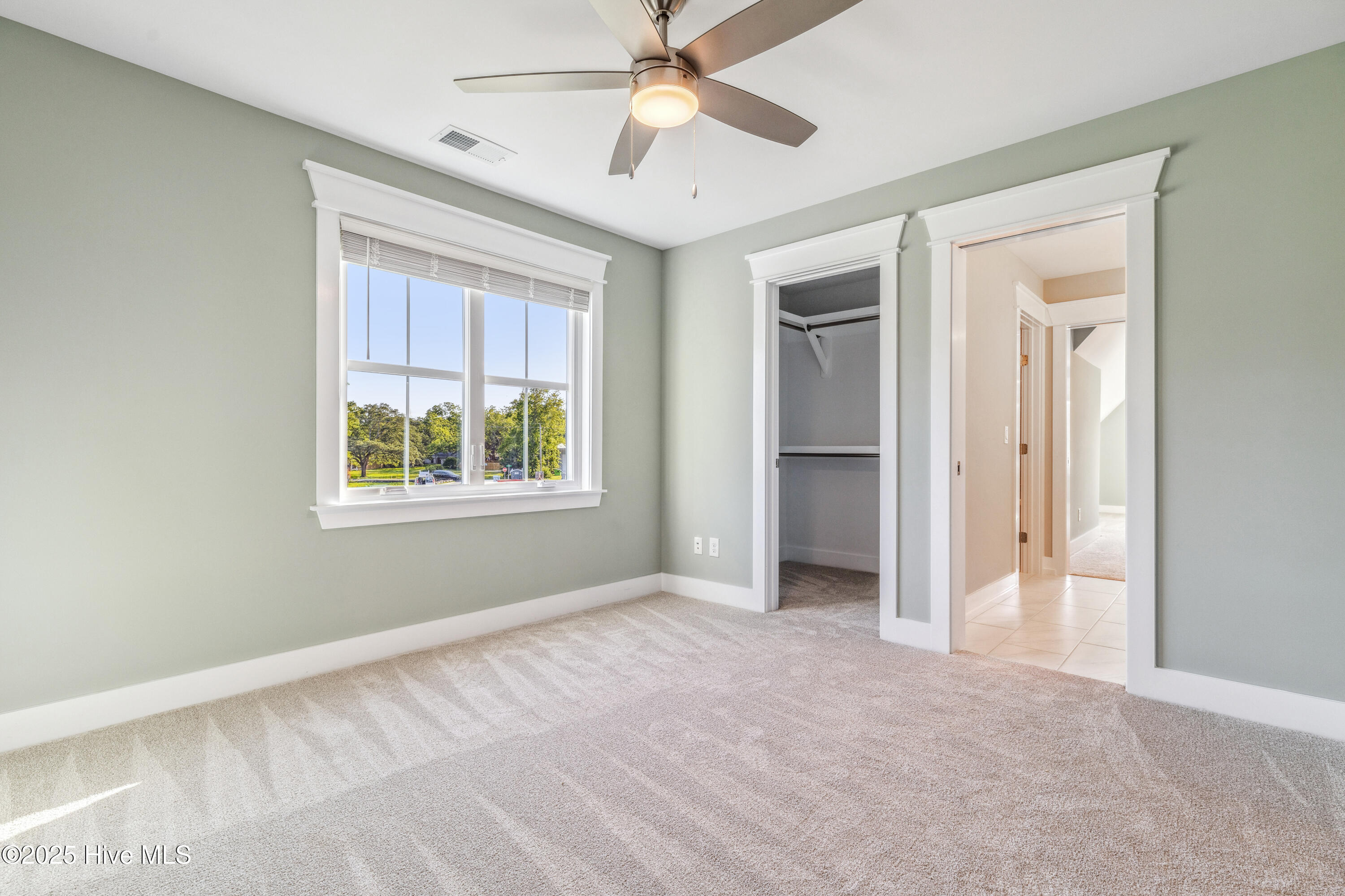 100558454 | Photo 51