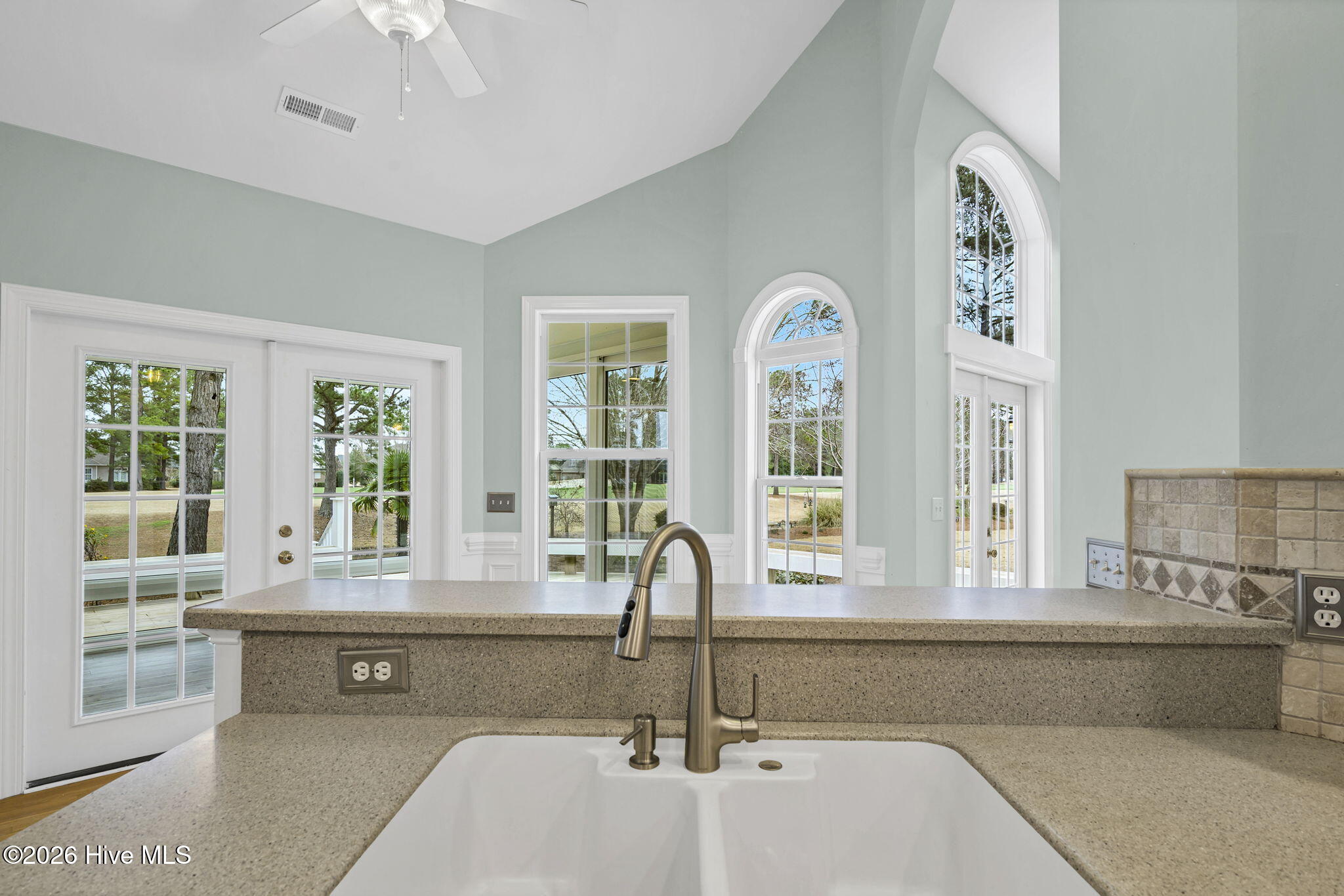 100557033 | Photo 16