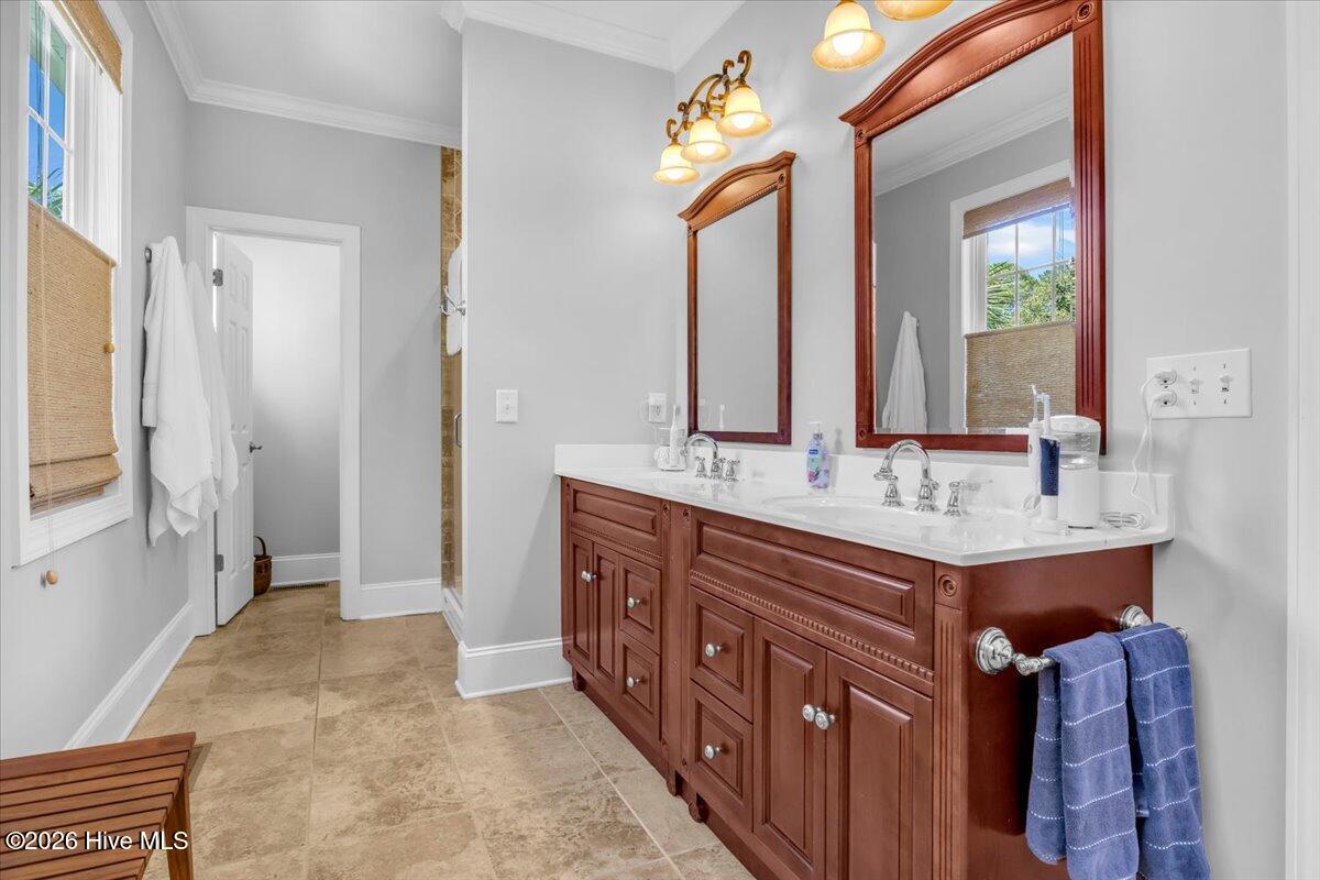 100565920 | Photo 43