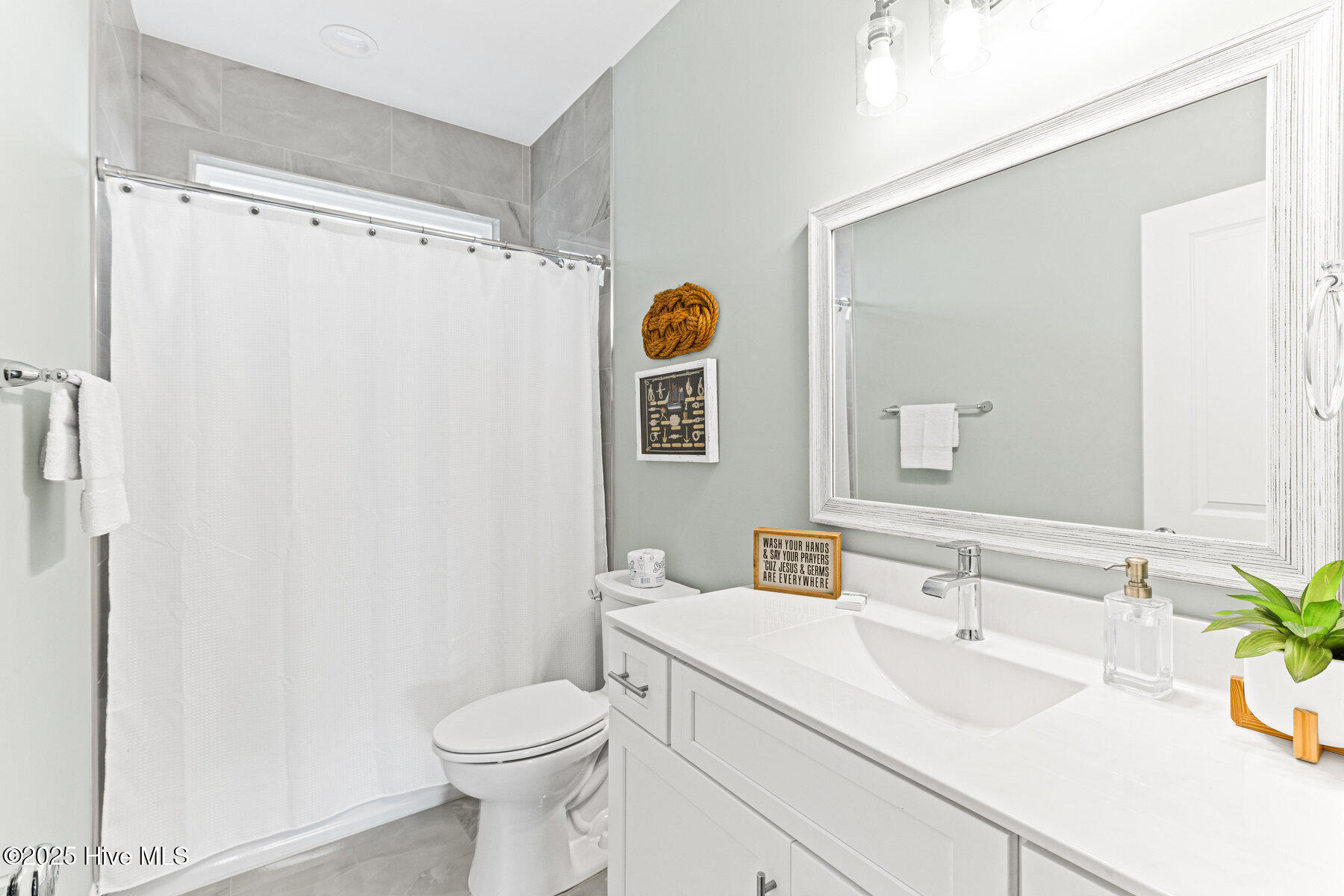 100508763 | Photo 35