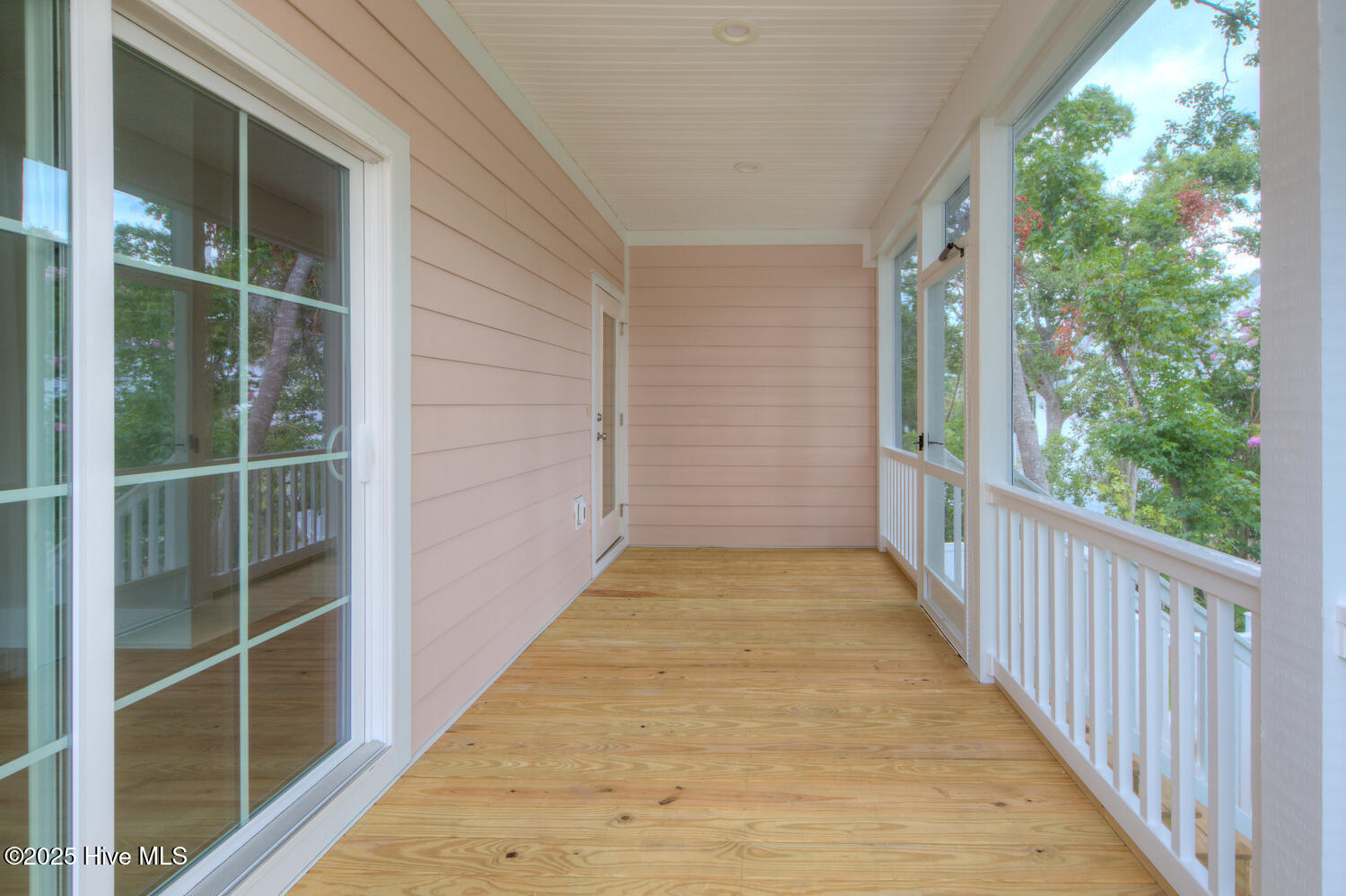 100502885 | Photo 26