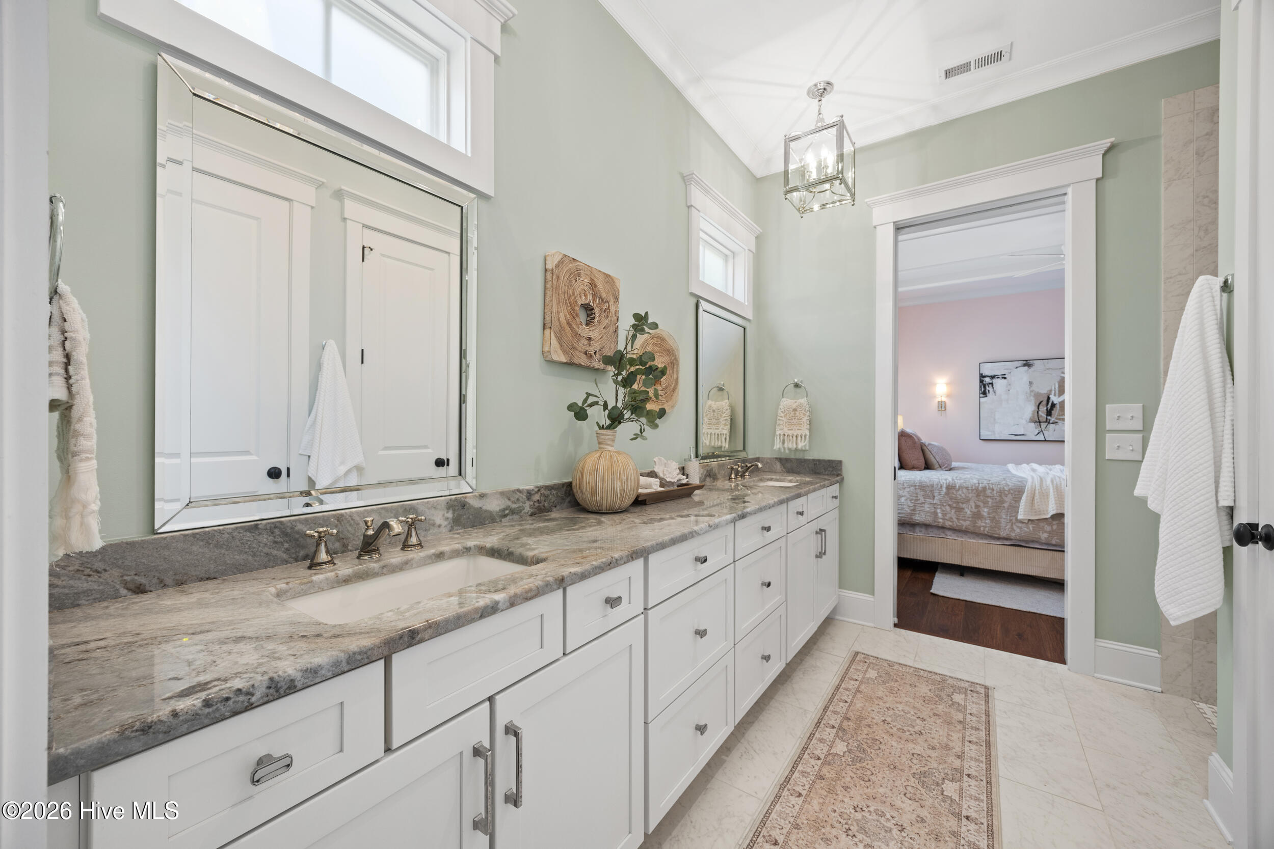 100569354 | Photo 46