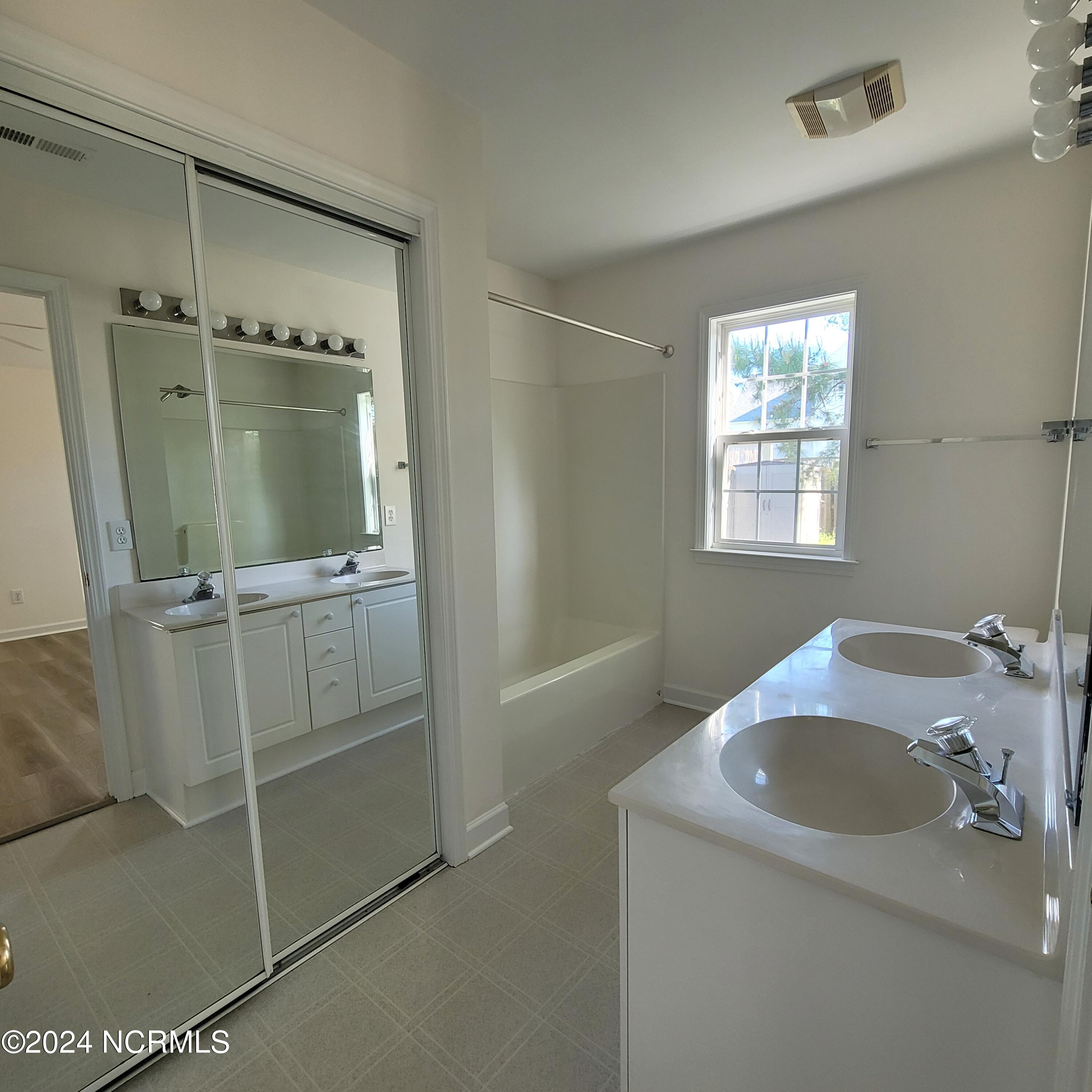 100550472 | Photo 22