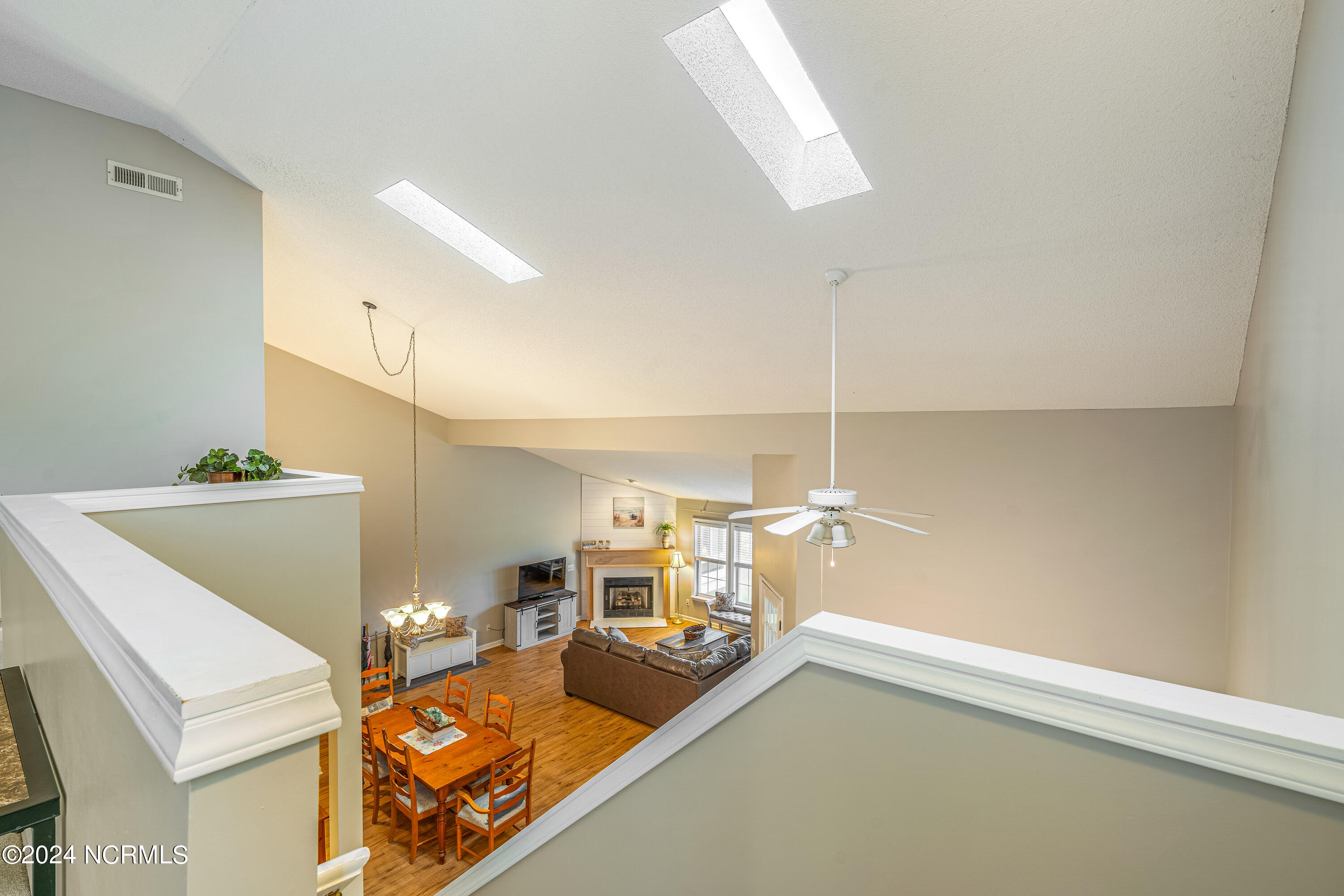 100568479 | Photo 23