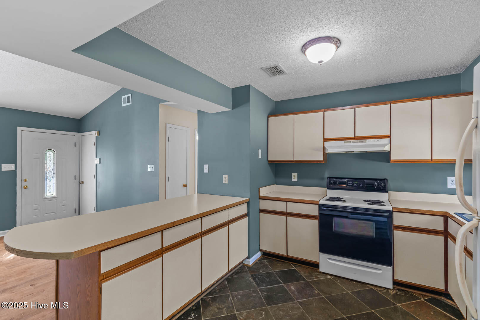 100540593 | Photo 14