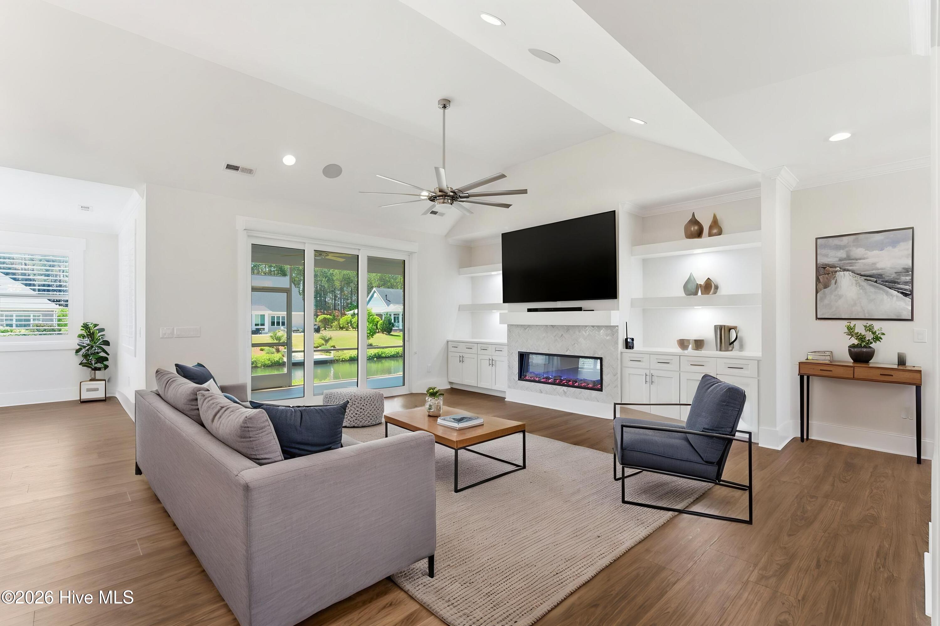 100543119 | Photo 11