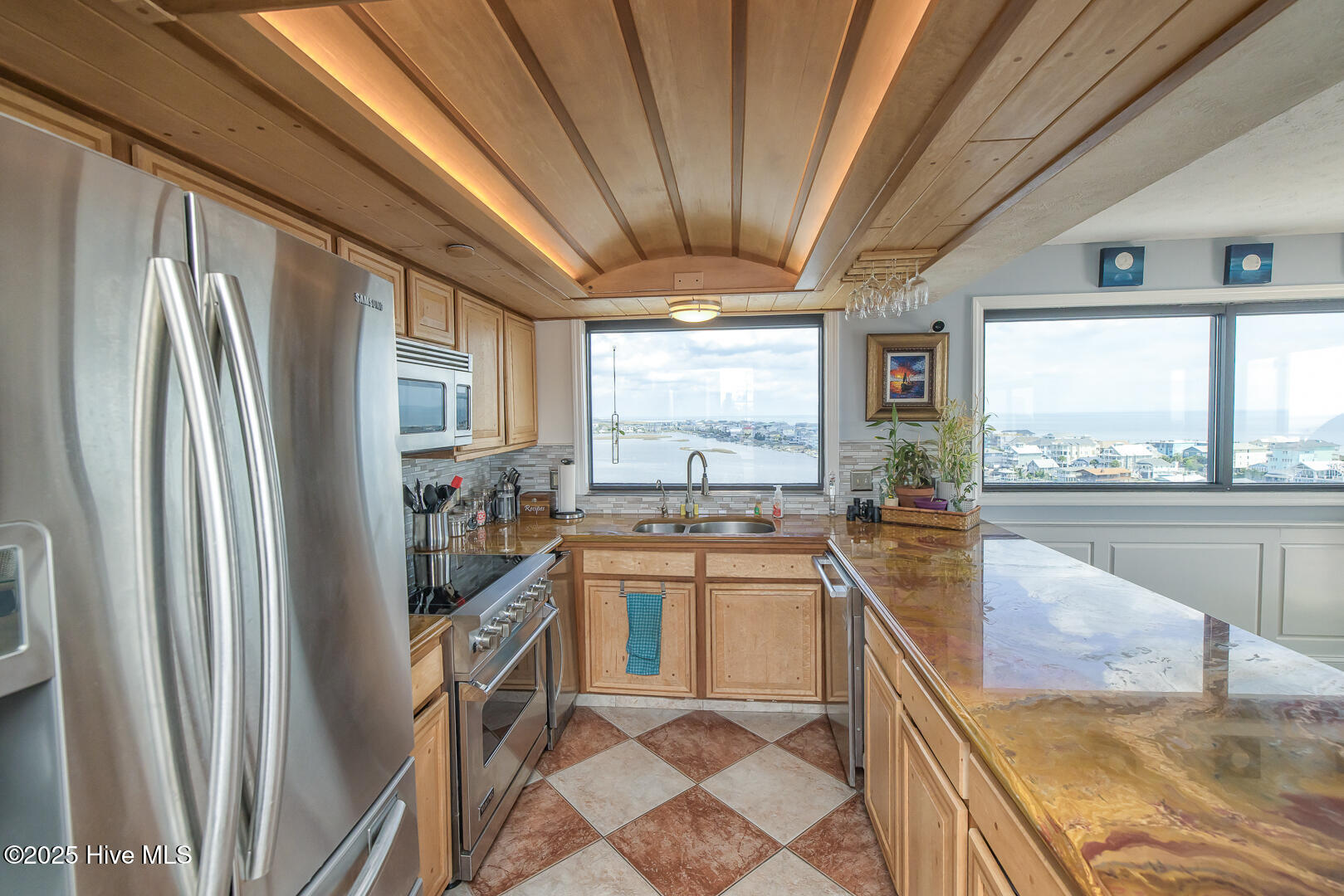 100567097 | Photo 14