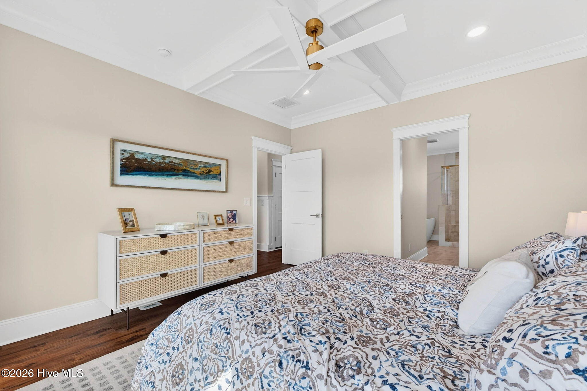 100561334 | Photo 32