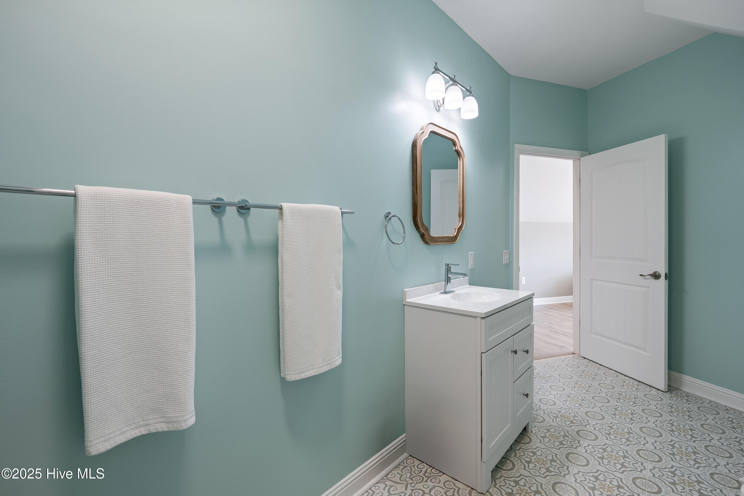 100543771 | Photo 44