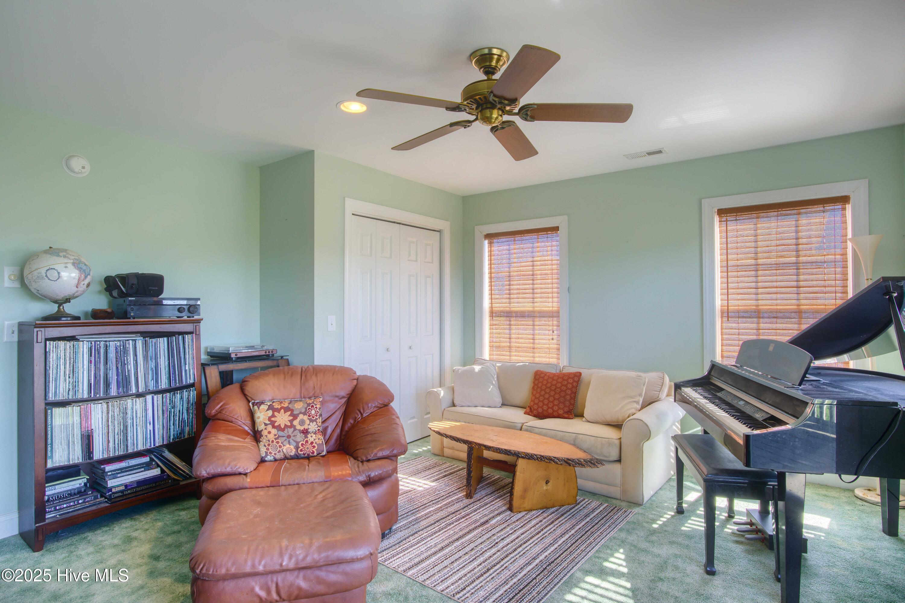 100538289 | Photo 25