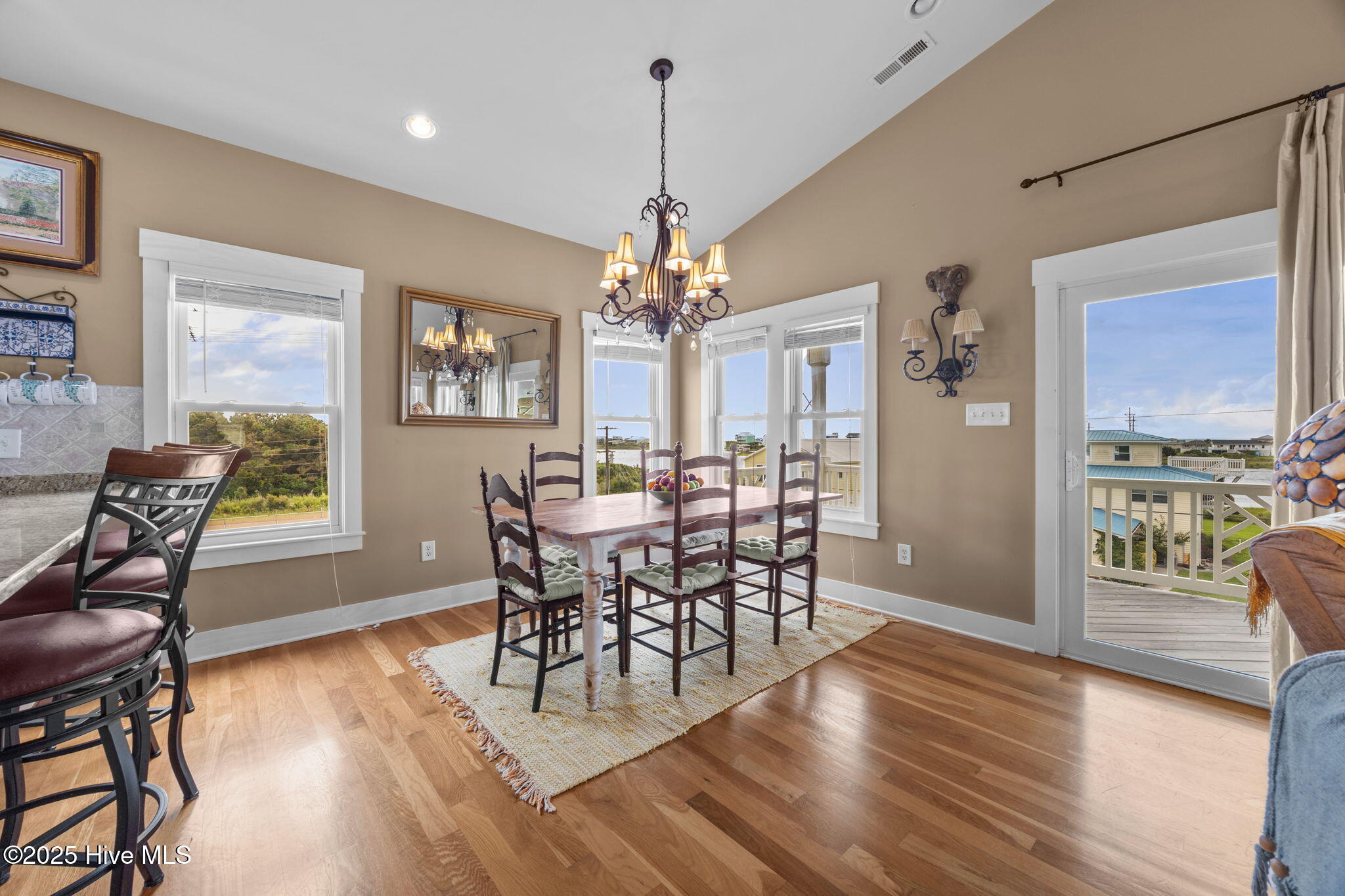 100525610 | Photo 10