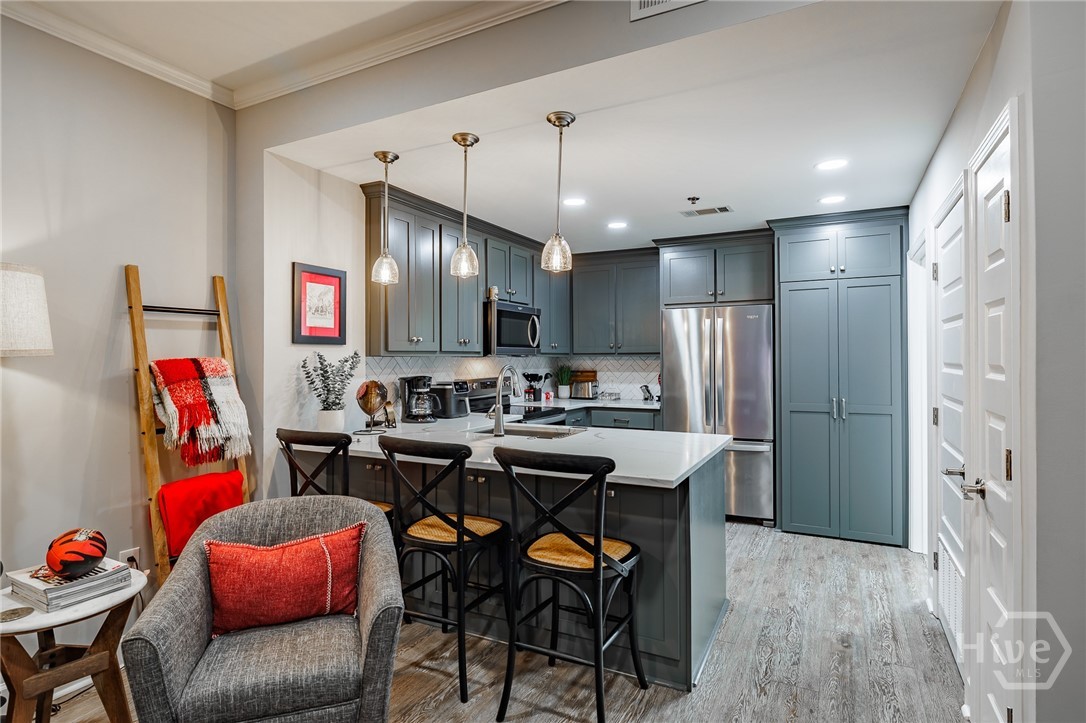 250 Broad Street W 811