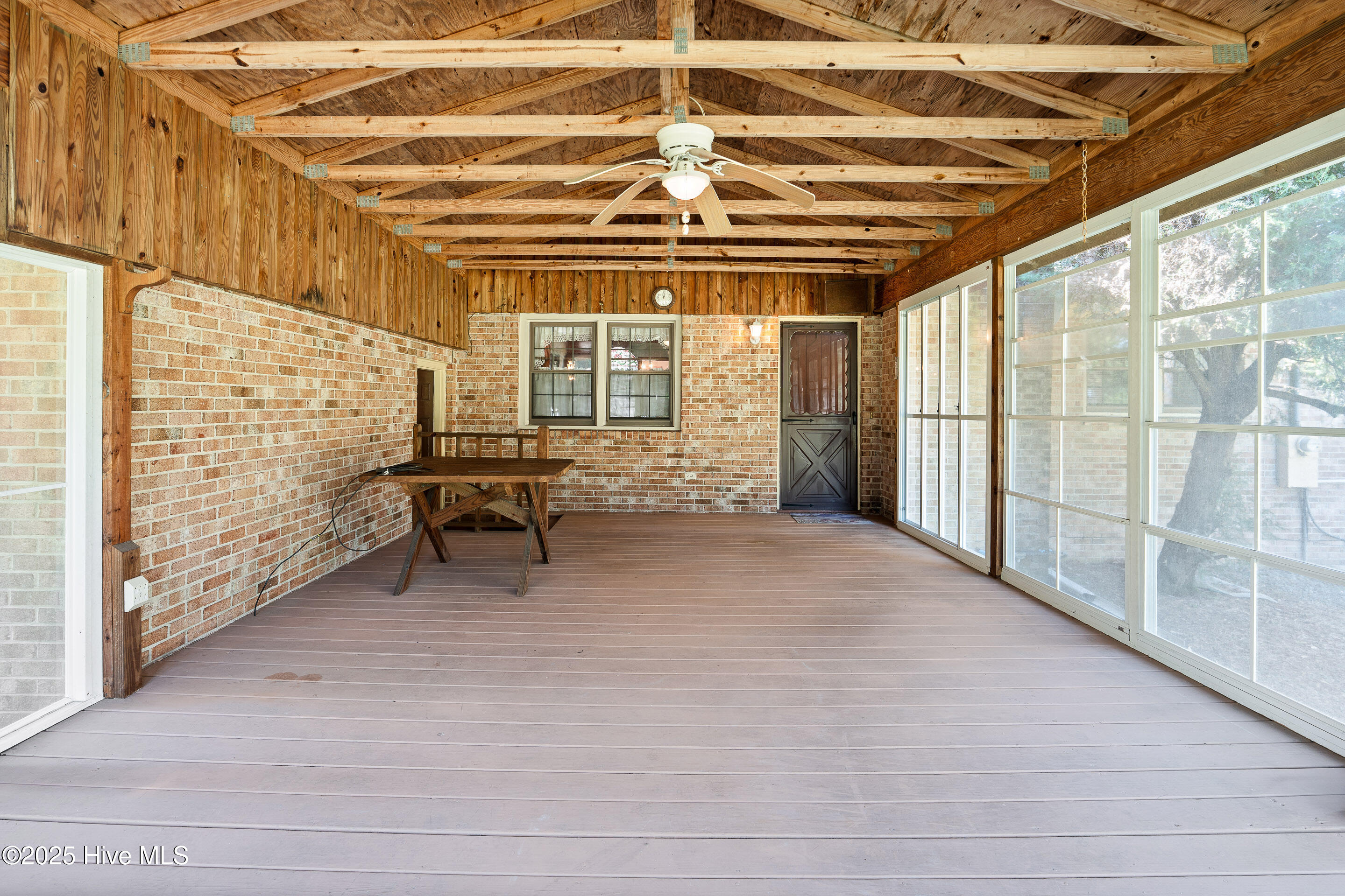 100536869 | Photo 37