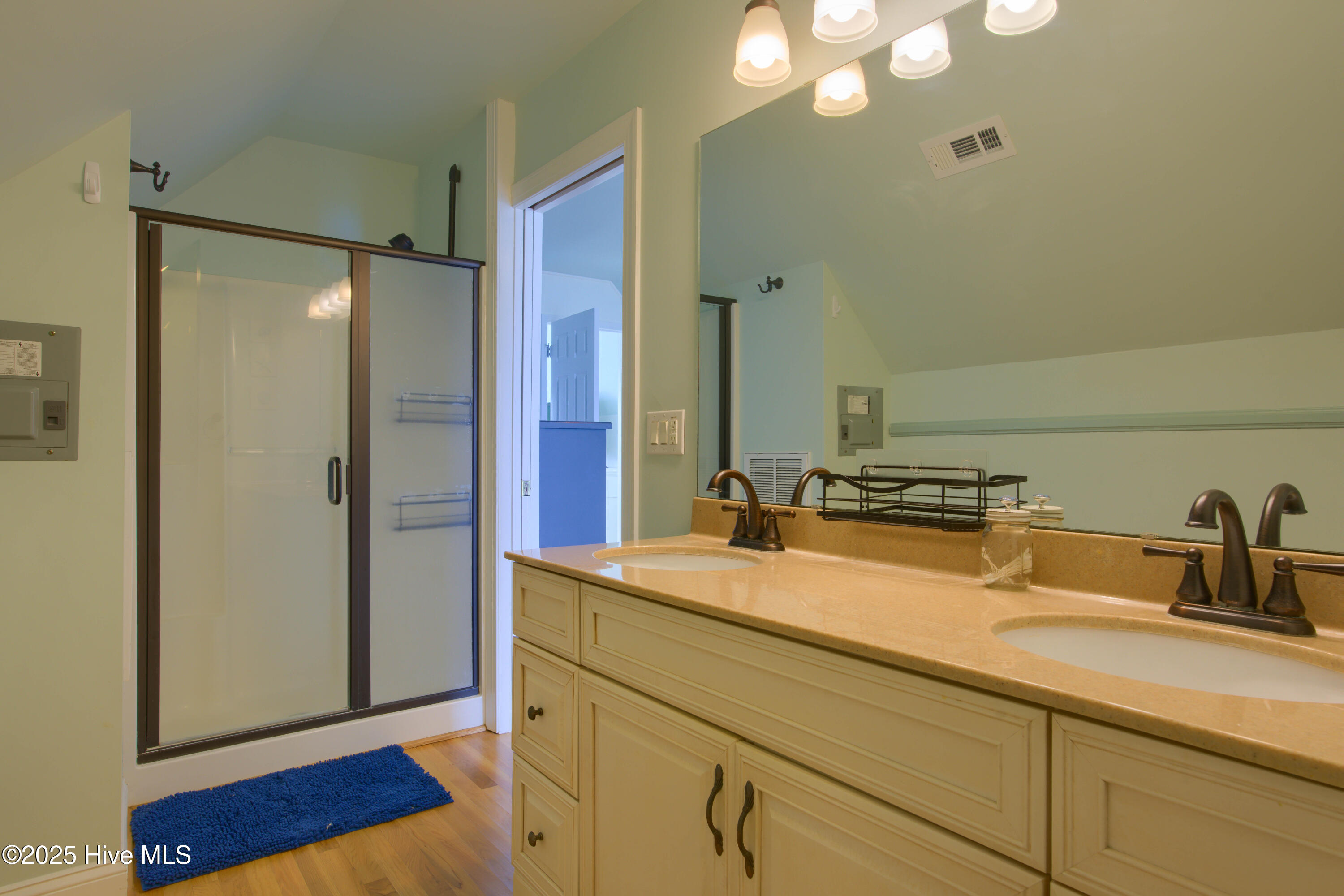 100520449 | Photo 48