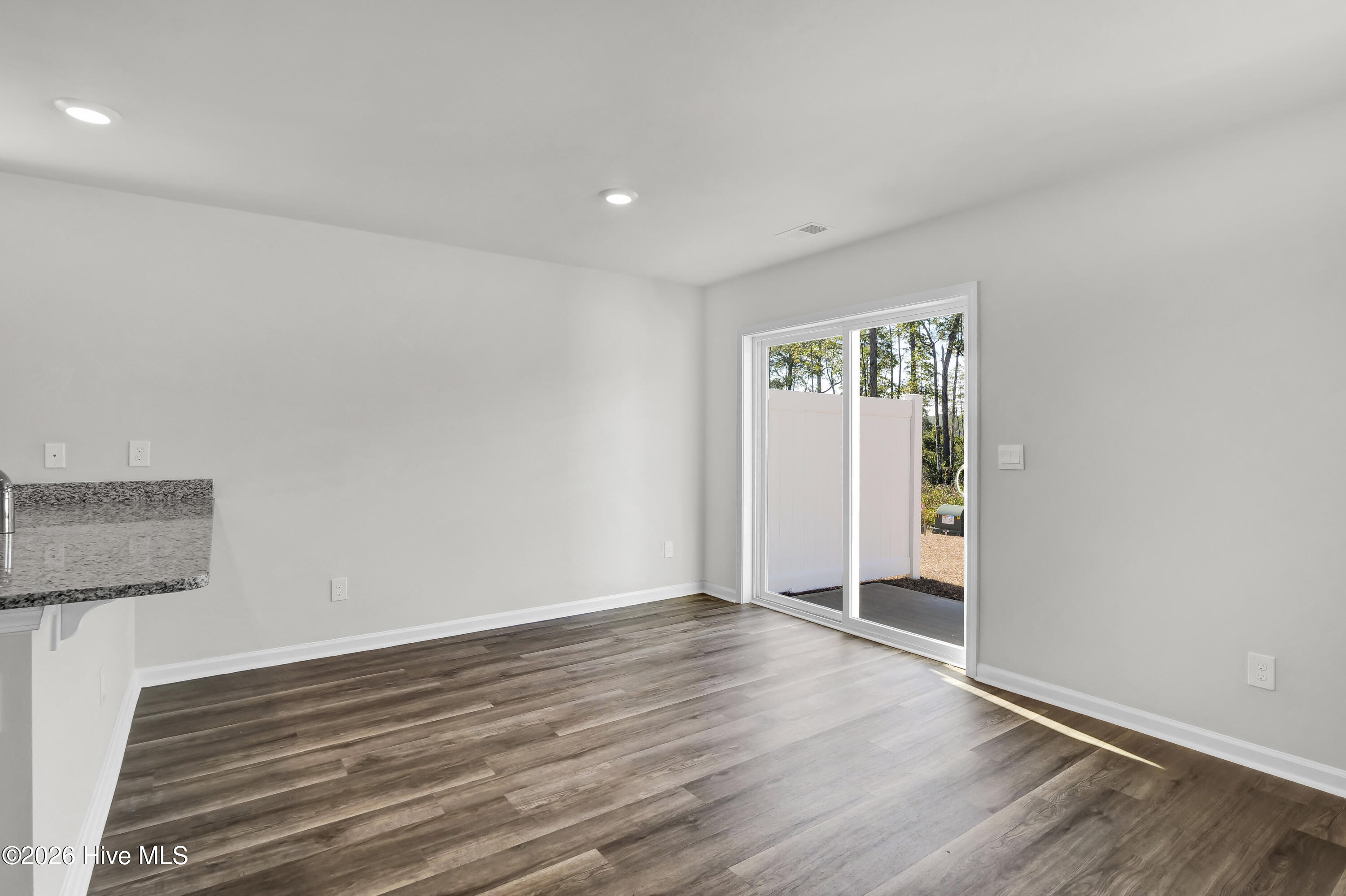 100569418 | Photo 11