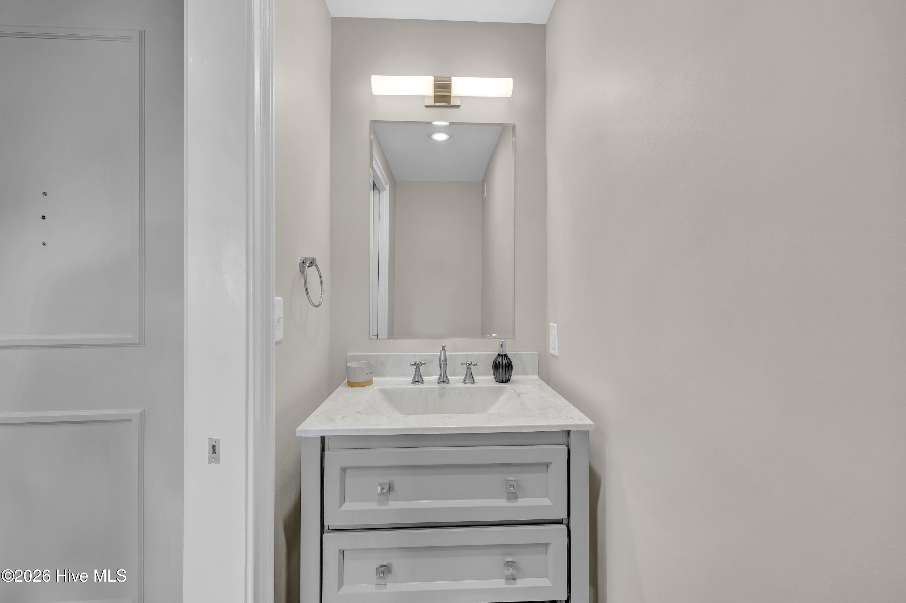 100563569 | Photo 15