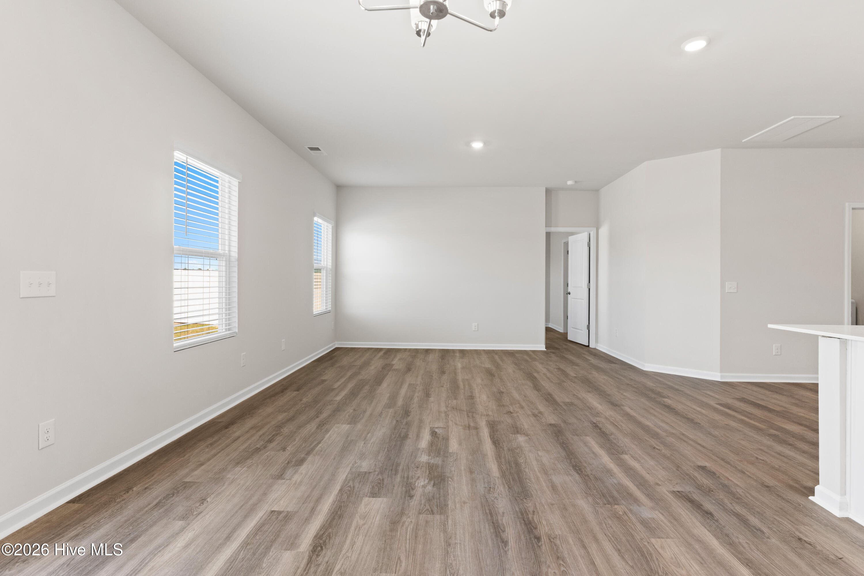 100560303 | Photo 11