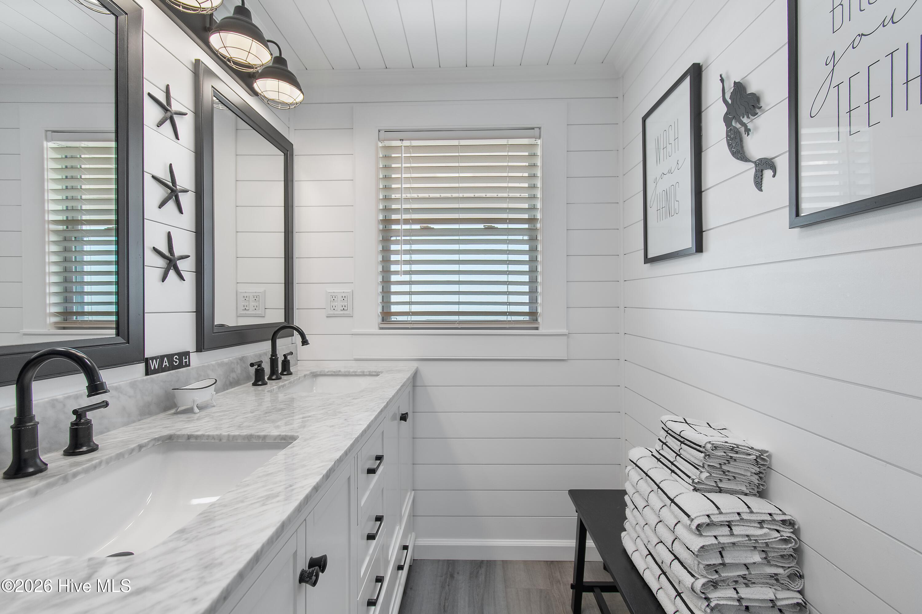 100567968 | Photo 36