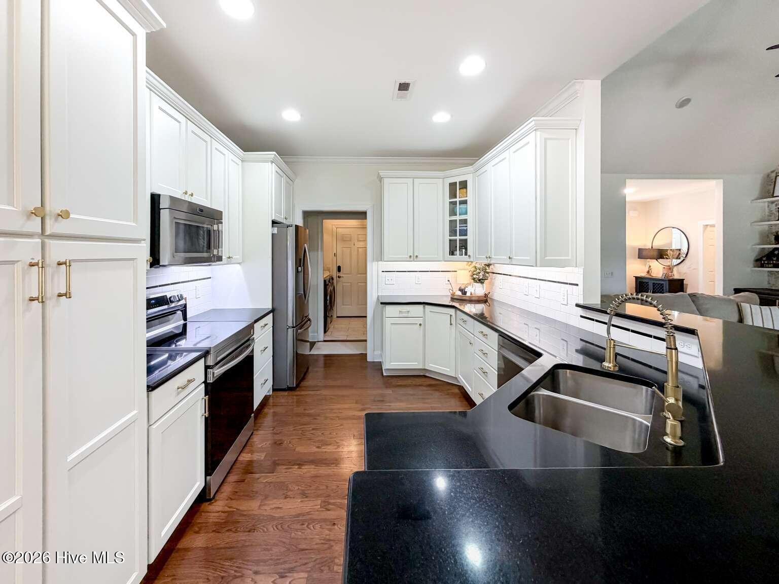 100566099 | Photo 11