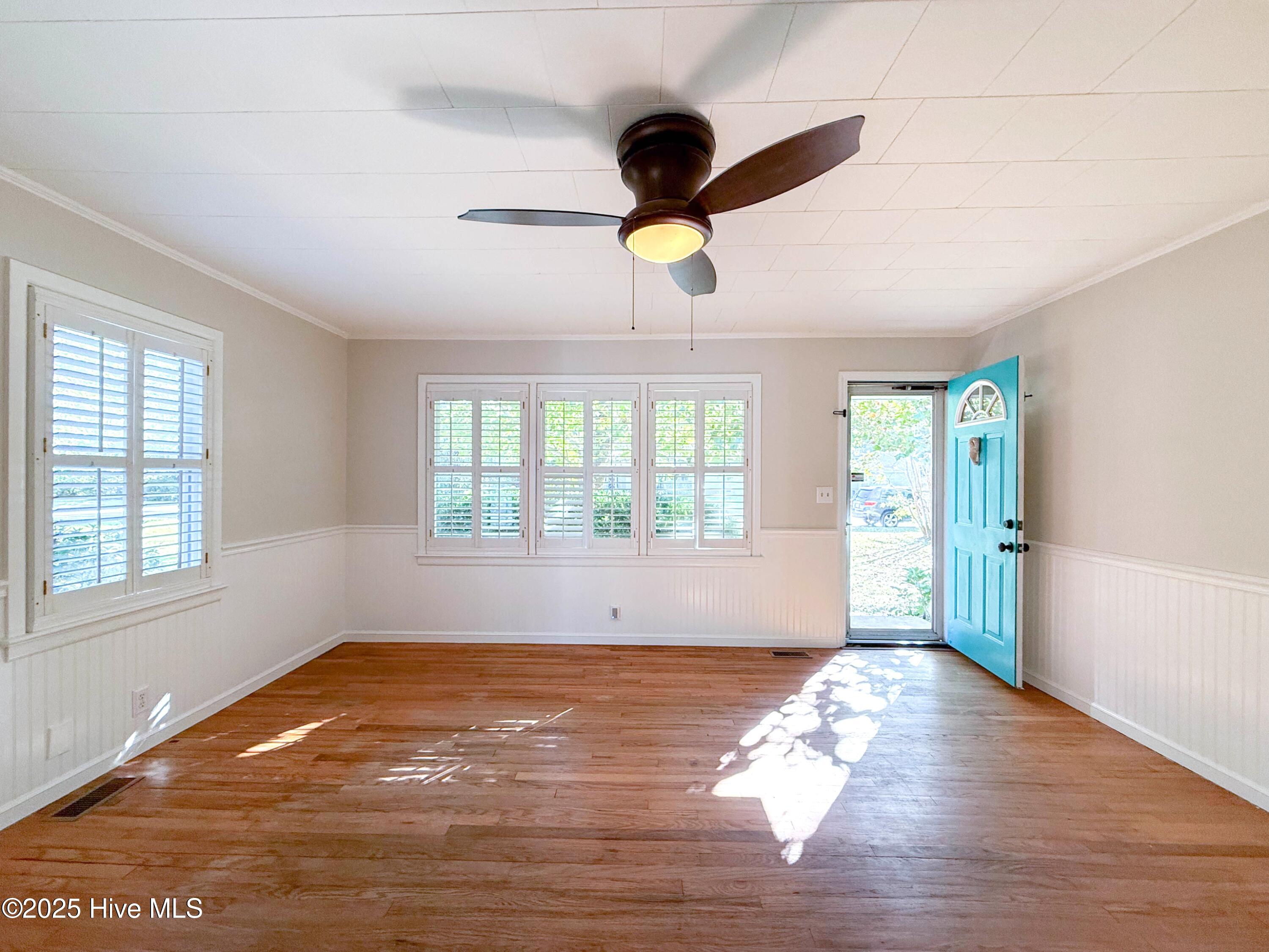 100537869 | Photo 11