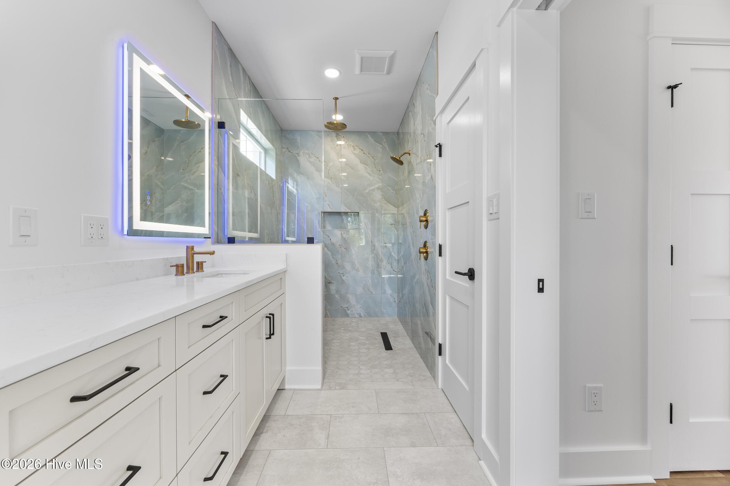 100567625 | Photo 23