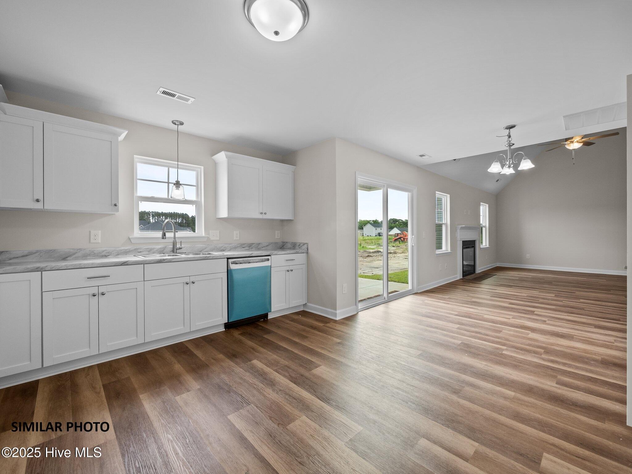 100519589 | Photo 17